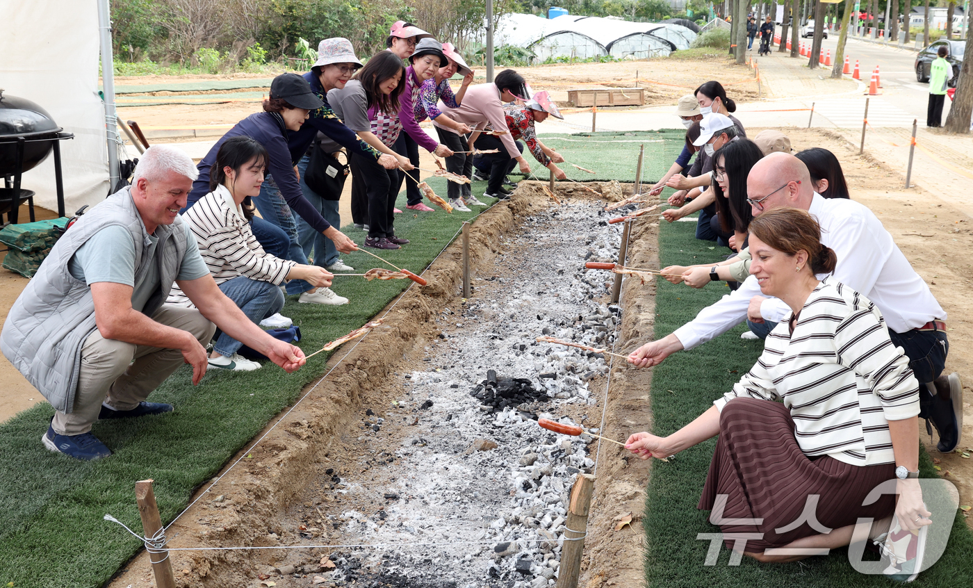 (서울=뉴스1) 김명섭 기자 = 17일 서울 강동구 암사동 유적지에서 열린 제30회 강동선사 문화축제에서 외국인과 시민들이 선사 바비큐 체험을 하며 축제를 만끽하고 있다.이날 부터 …