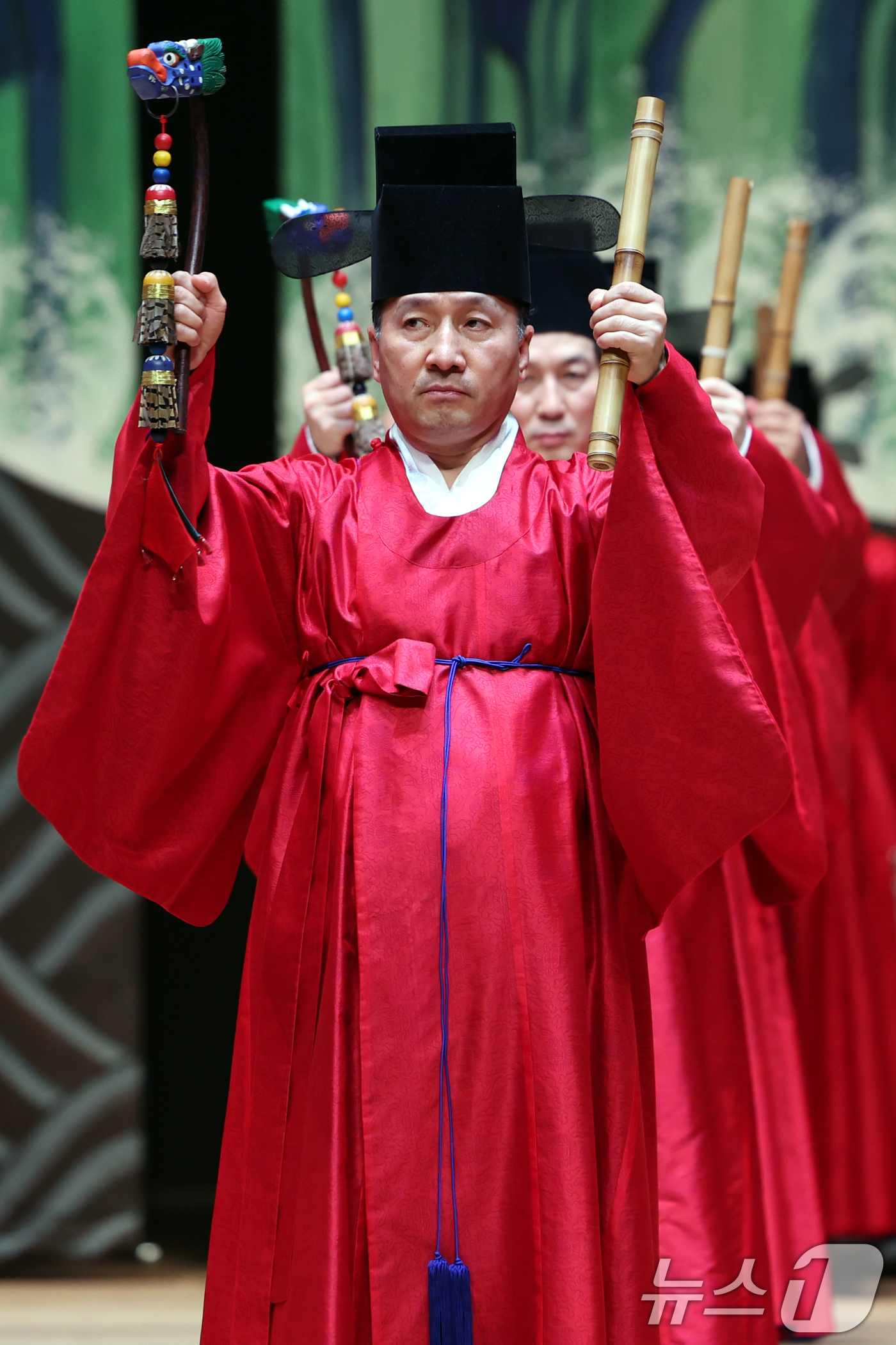 (서울=뉴스1) 황기선 기자 = 17일 오후 서울 종로구 세종문화회관 대극장에서 열린 ''제20회 창신제'(創新祭) 리허설'에서 일무팀이 종묘제례악 '전폐희문'을 선보이고 있다.이 …