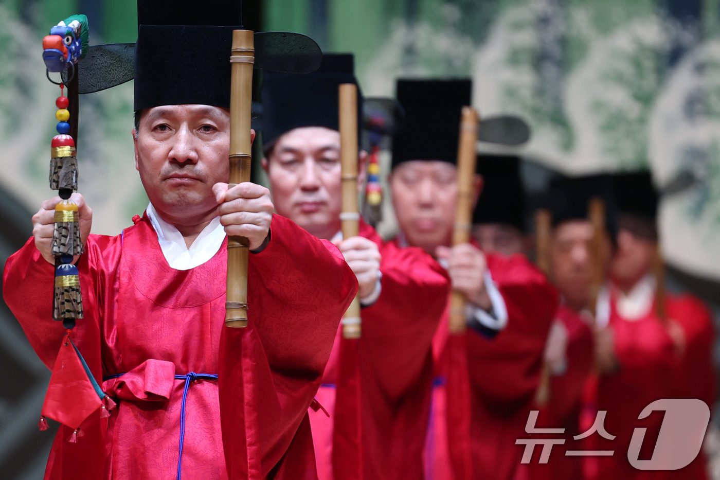 (서울=뉴스1) 황기선 기자 = 17일 오후 서울 종로구 세종문화회관 대극장에서 열린 ''제20회 창신제'(創新祭) 리허설'에서 일무팀이 종묘제례악 '전폐희문'을 선보이고 있다.이 …