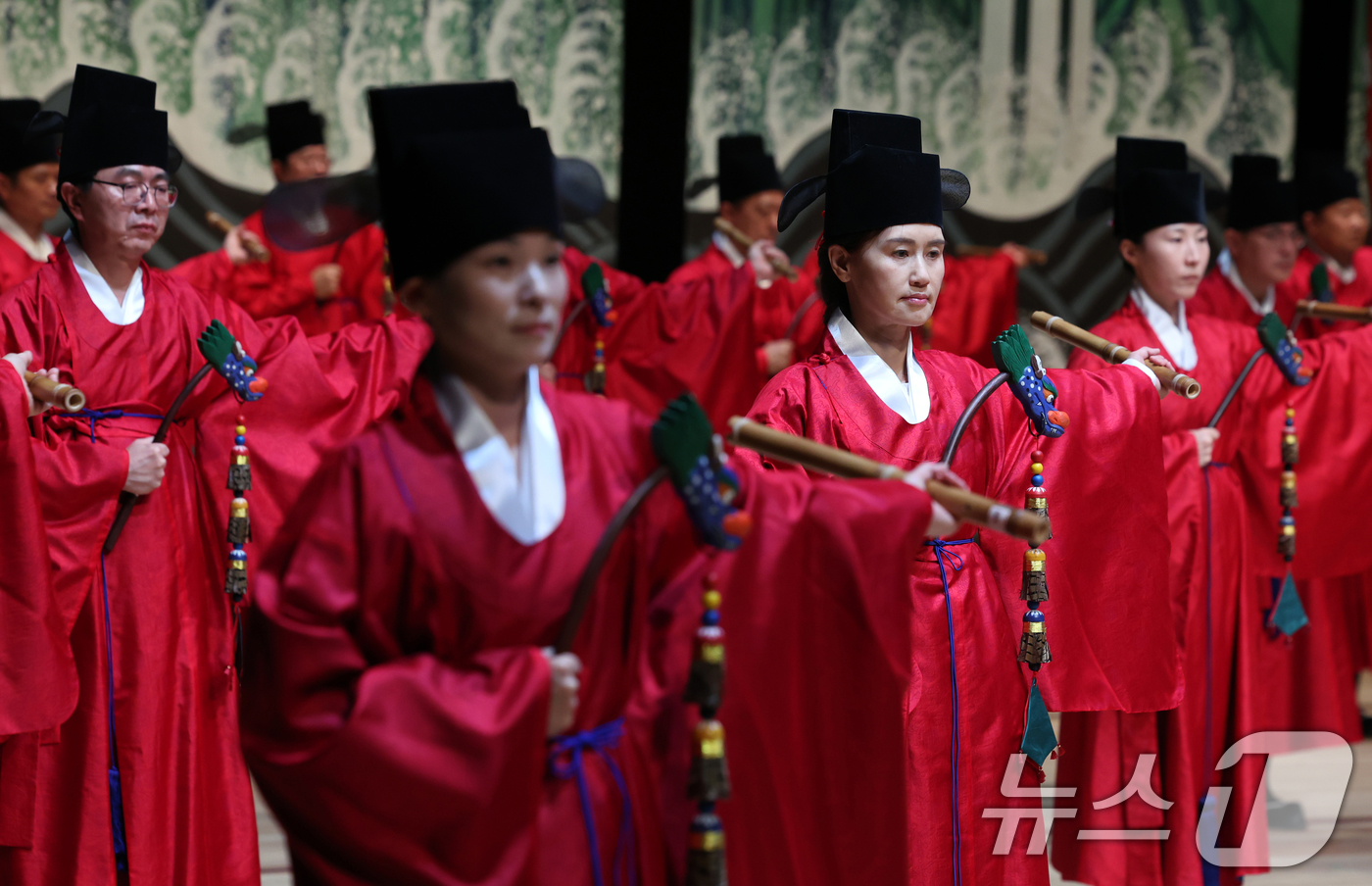 (서울=뉴스1) 황기선 기자 = 17일 오후 서울 종로구 세종문화회관 대극장에서 열린 ''제20회 창신제'(創新祭) 리허설'에서 일무팀이 종묘제례악 '전폐희문'을 선보이고 있다.이 …