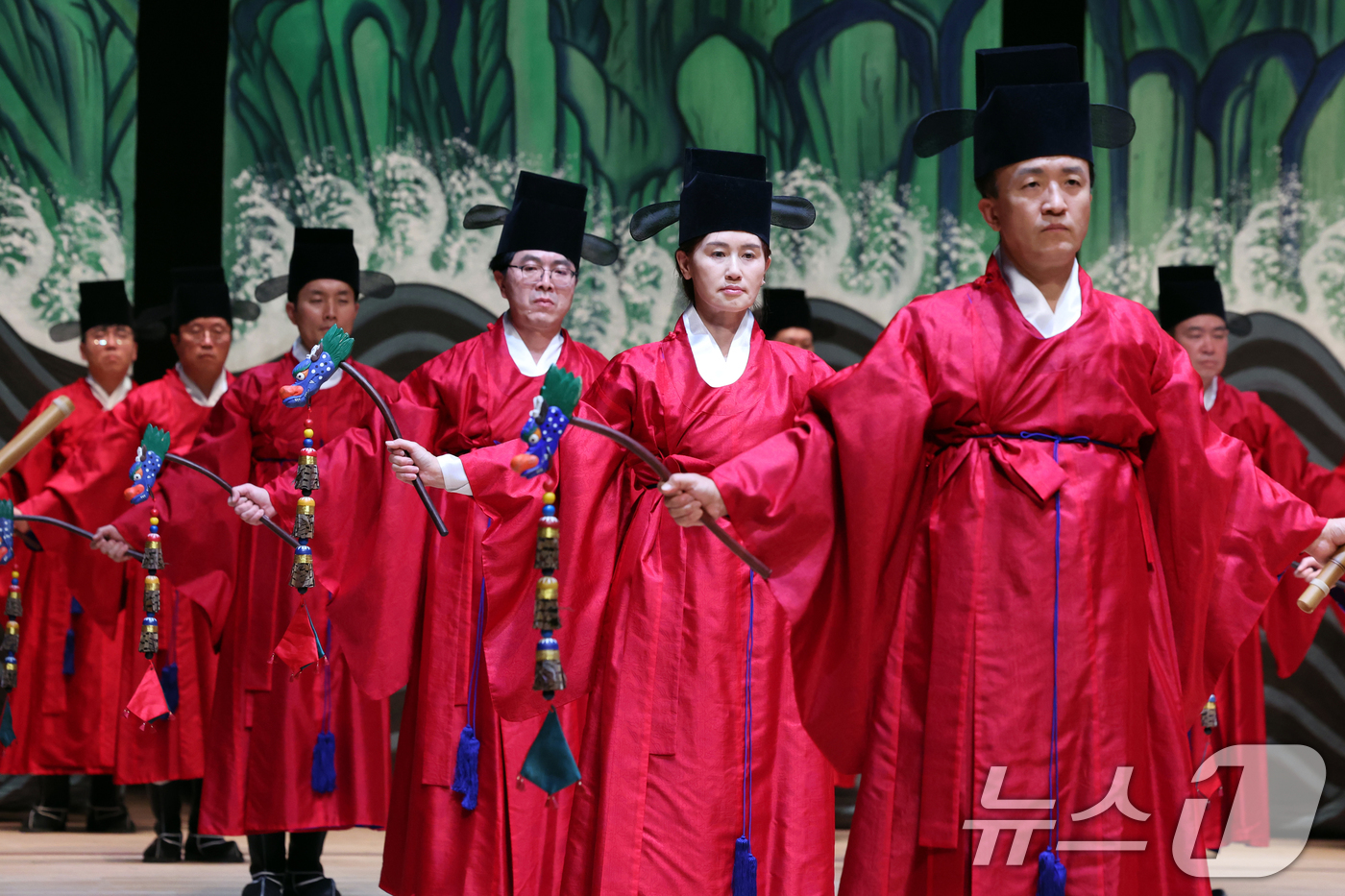 (서울=뉴스1) 황기선 기자 = 17일 오후 서울 종로구 세종문화회관 대극장에서 열린 ''제20회 창신제'(創新祭) 리허설'에서 일무팀이 종묘제례악 '전폐희문'을 선보이고 있다.이 …