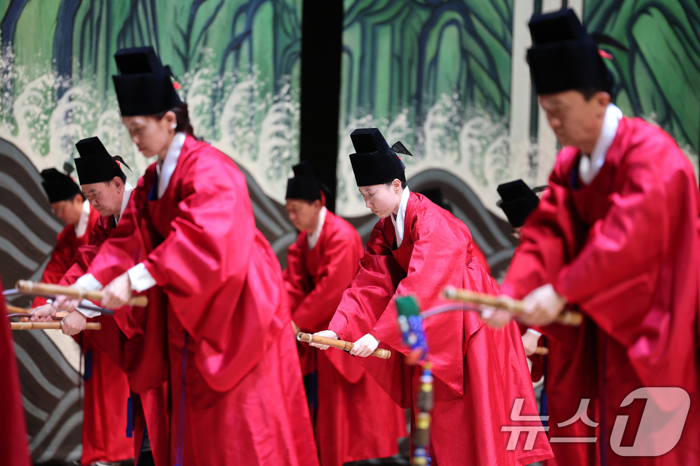 (서울=뉴스1) 황기선 기자 = 17일 오후 서울 종로구 세종문화회관 대극장에서 열린 ''제20회 창신제'(創新祭) 리허설'에서 일무팀이 종묘제례악 '전폐희문'을 선보이고 있다.이 …