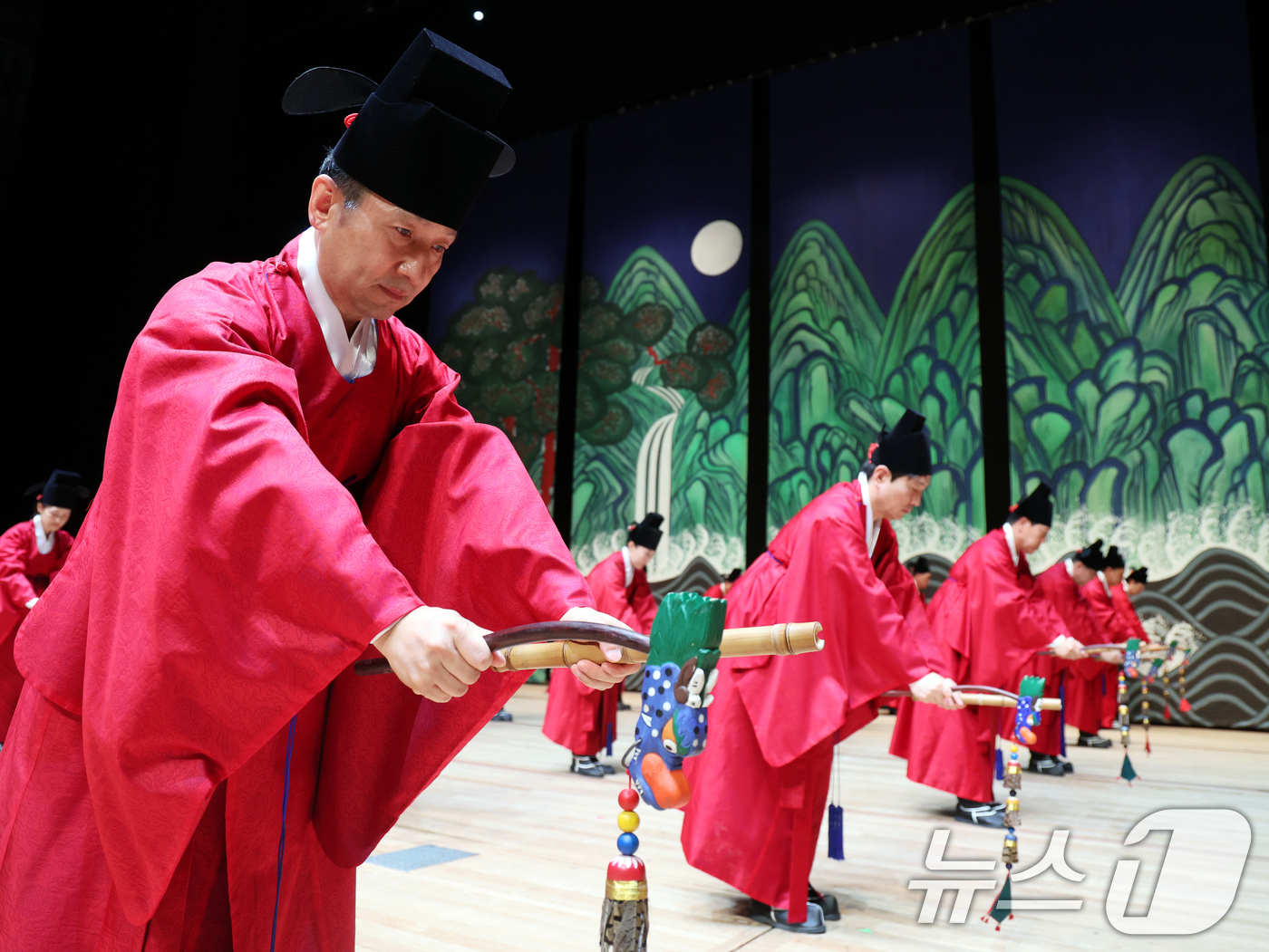 (서울=뉴스1) 황기선 기자 = 17일 오후 서울 종로구 세종문화회관 대극장에서 열린 ''제20회 창신제'(創新祭) 리허설'에서 일무팀이 종묘제례악 '전폐희문'을 선보이고 있다.이 …