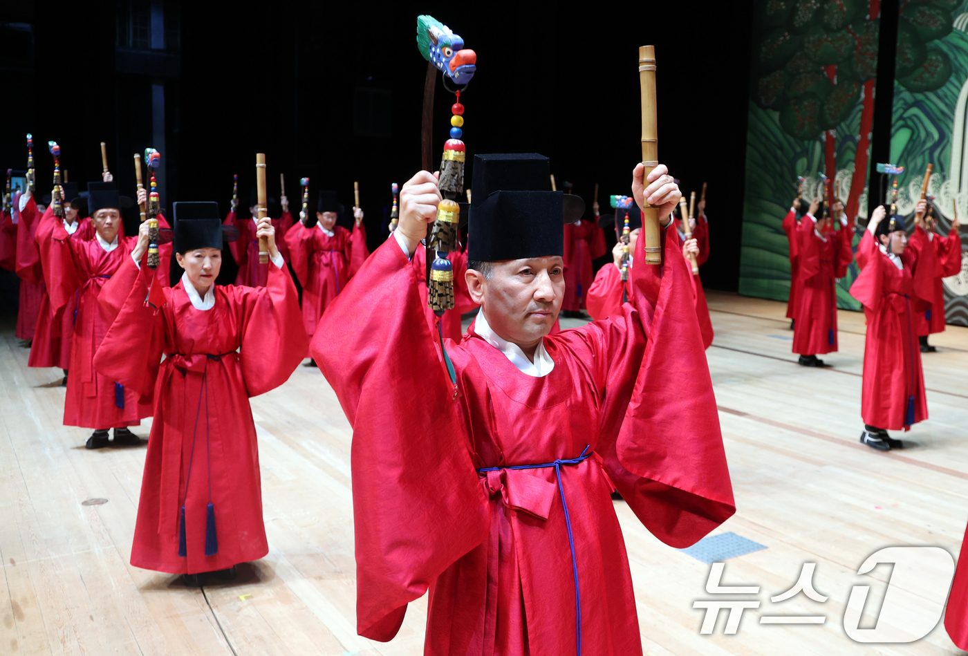 (서울=뉴스1) 황기선 기자 = 17일 오후 서울 종로구 세종문화회관 대극장에서 열린 ''제20회 창신제'(創新祭) 리허설'에서 일무팀이 종묘제례악 '전폐희문'을 선보이고 있다. …