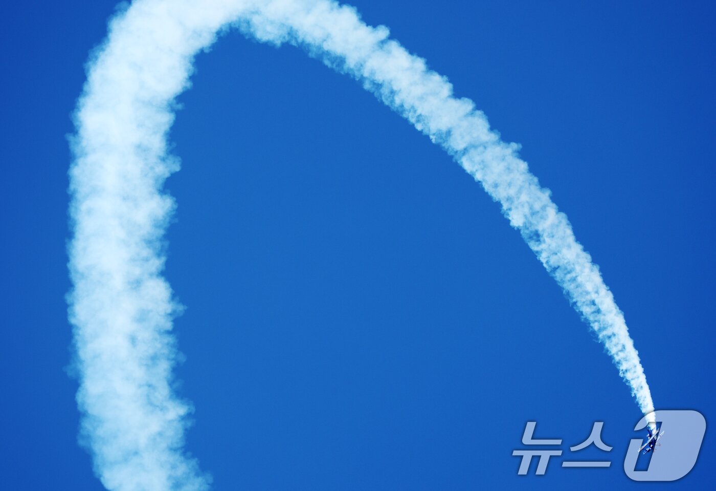 본문 이미지 - 17일 경기 성남시 수정구 서울공항에서 열린 &#39;서울 국제 항공우주 및 방위산업 전시회&#39;&#40;서울 ADEX 2025&#41;&#39;에서 호주 곡예비행팀 폴 베넷이 화려한 에어쇼를 선보이고 있다. ⓒ News1 김영운 기자