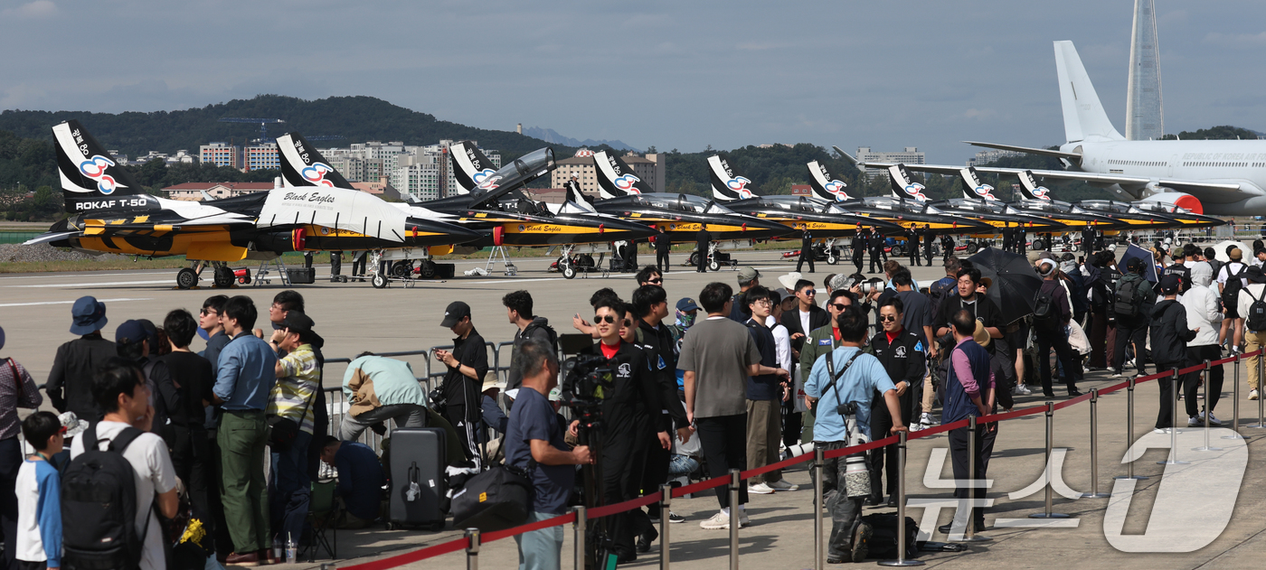 (성남=뉴스1) 김영운 기자 = 17일 경기 성남시 수정구 서울공항에서 열린 '서울 국제 항공우주 및 방위산업 전시회'(서울 ADEX 2025)'에서 공군 특수비행팀 블랙이글스가 …