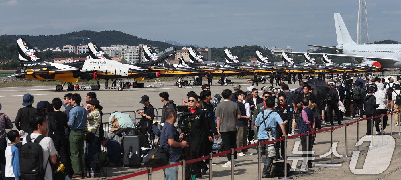 본문 이미지 - 17일 경기 성남시 수정구 서울공항에서 열린 &#39;서울 국제 항공우주 및 방위산업 전시회&#39;&#40;서울 ADEX 2025&#41;&#39;에서 공군 특수비행팀 블랙이글스가 전시돼 있다. 2025.10.17/뉴스1 ⓒ News1 김영운 기자