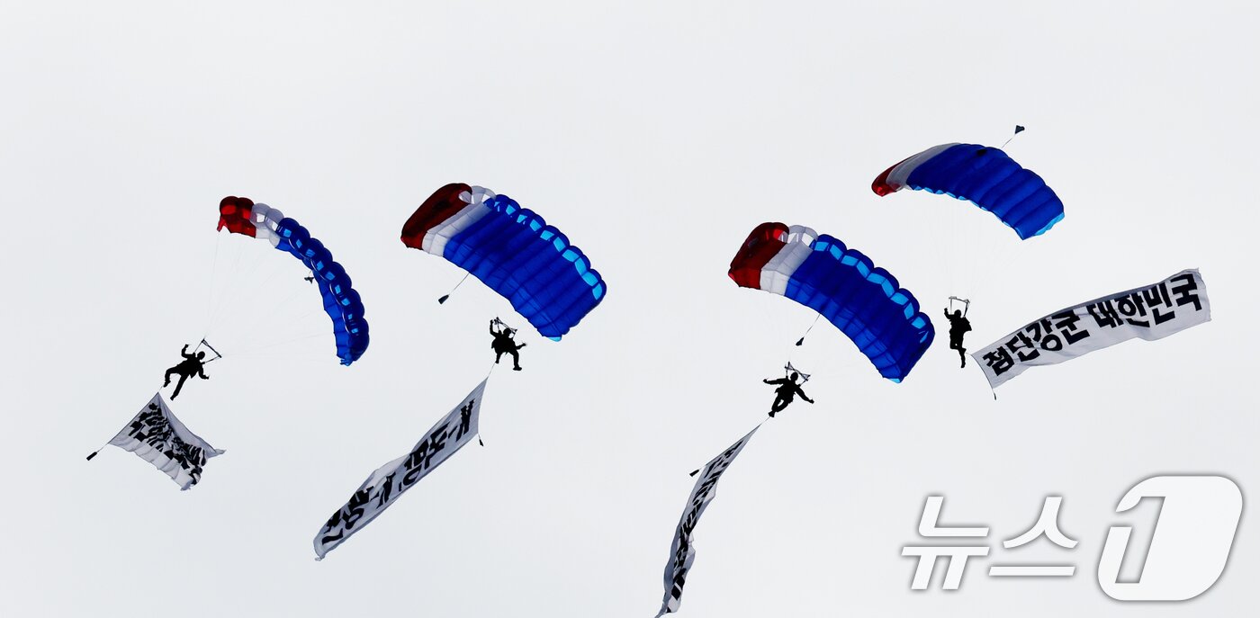 본문 이미지 - 17일 경기 성남시 수정구 서울공항에서 열린 &#39;서울 국제 항공우주 및 방위산업 전시회&#39;&#40;서울 ADEX 2025&#41;&#39;에서 공군 특수부대 고공강하팀이 고공강하를 선보이고 있다. 2025.10.17/뉴스1 ⓒ News1 김영운 기자