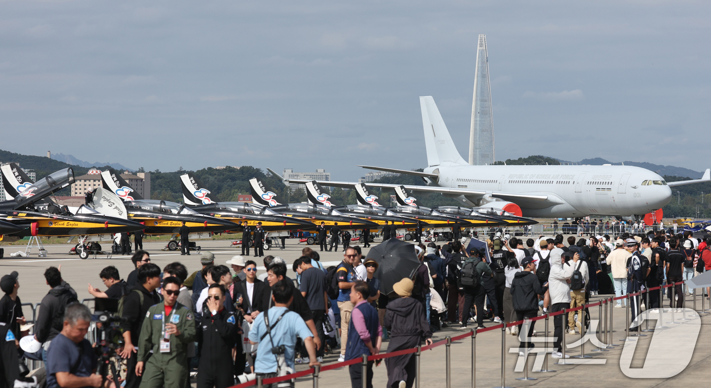 (성남=뉴스1) 김영운 기자 = 17일 경기 성남시 수정구 서울공항에서 열린 '서울 국제 항공우주 및 방위산업 전시회'(서울 ADEX 2025)'에서 공군 특수비행팀 블랙이글스가 …