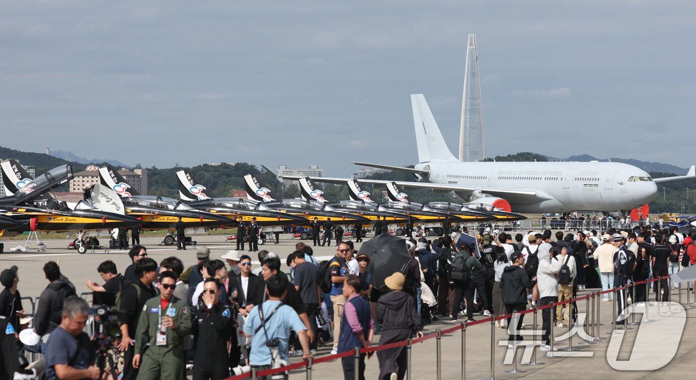 본문 이미지 - 17일 경기 성남시 수정구 서울공항에서 열린 &#39;서울 국제 항공우주 및 방위산업 전시회&#39;&#40;서울 ADEX 2025&#41;&#39;에서 공군 특수비행팀 블랙이글스가 전시돼 있다. 2025.10.17/뉴스1 ⓒ News1 김영운 기자