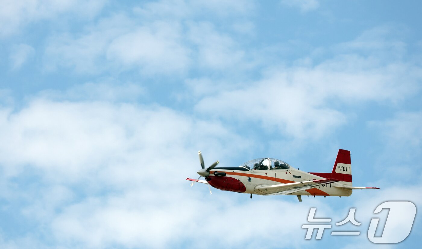 본문 이미지 - 17일 경기 성남시 수정구 서울공항에서 열린 &#39;서울 국제 항공우주 및 방위산업 전시회&#39;&#40;서울 ADEX 2025&#41;&#39;에서 공군 KT-1이 화려한 공중 기동을 선보이고 있다. 2025.10.17/뉴스1 ⓒ News1 김영운 기자