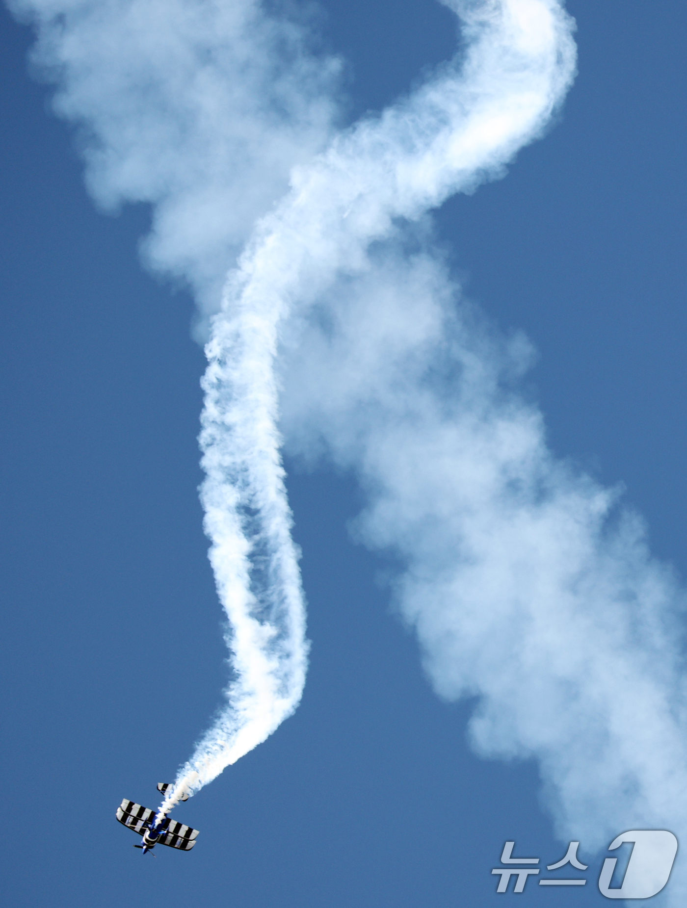 (성남=뉴스1) 김영운 기자 = 17일 경기 성남시 수정구 서울공항에서 열린 '서울 국제 항공우주 및 방위산업 전시회'(서울 ADEX 2025)'에서 호주 곡예비행팀 폴 베넷이 화 …
