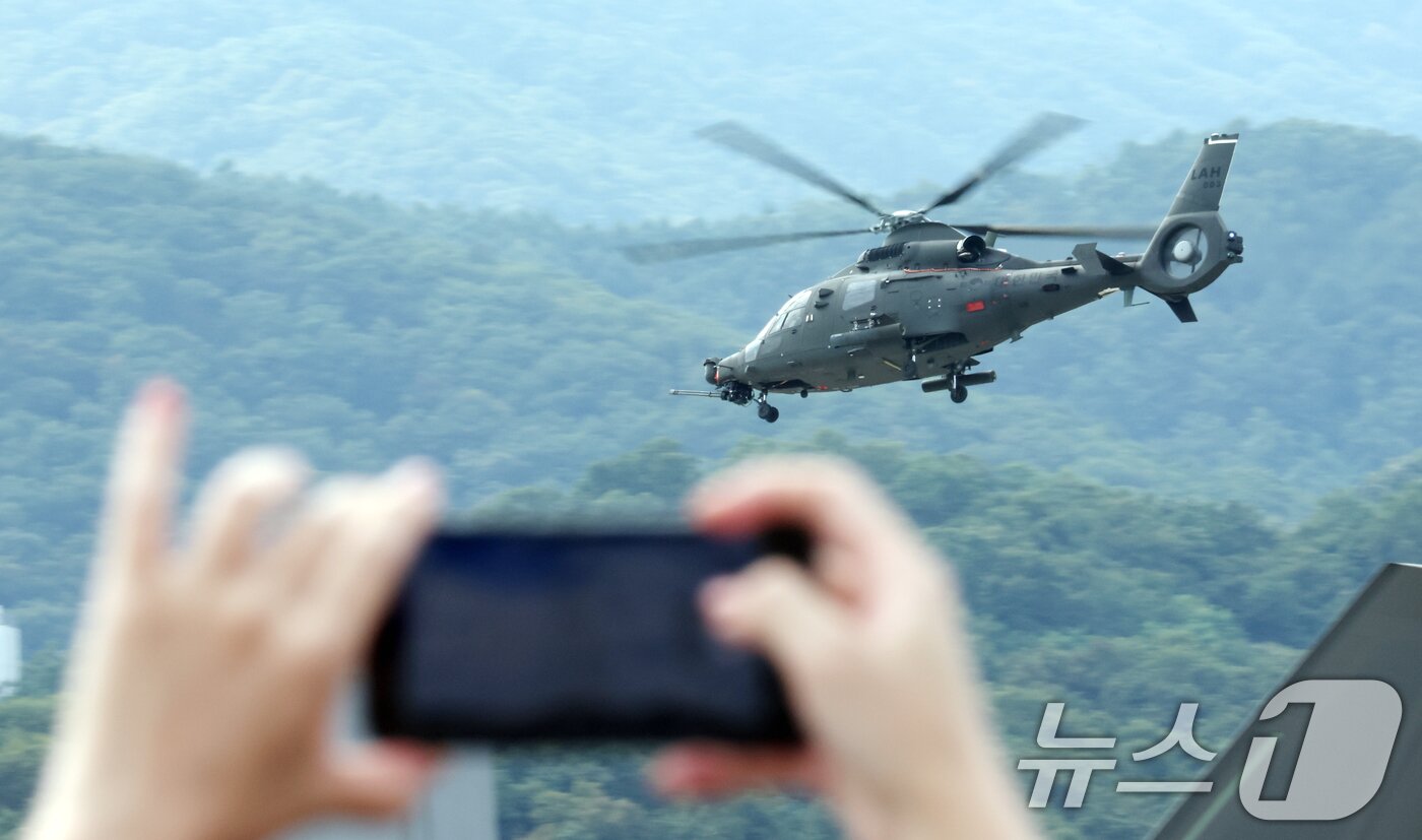 본문 이미지 - 17일 경기 성남시 수정구 서울공항에서 열린 &#39;서울 국제 항공우주 및 방위산업 전시회&#39;&#40;서울 ADEX 2025&#41;&#39;에서 공군 LAH가 화려한 공중 기동을 선보이고 있다. 2025.10.17/뉴스1 ⓒ News1 김영운 기자