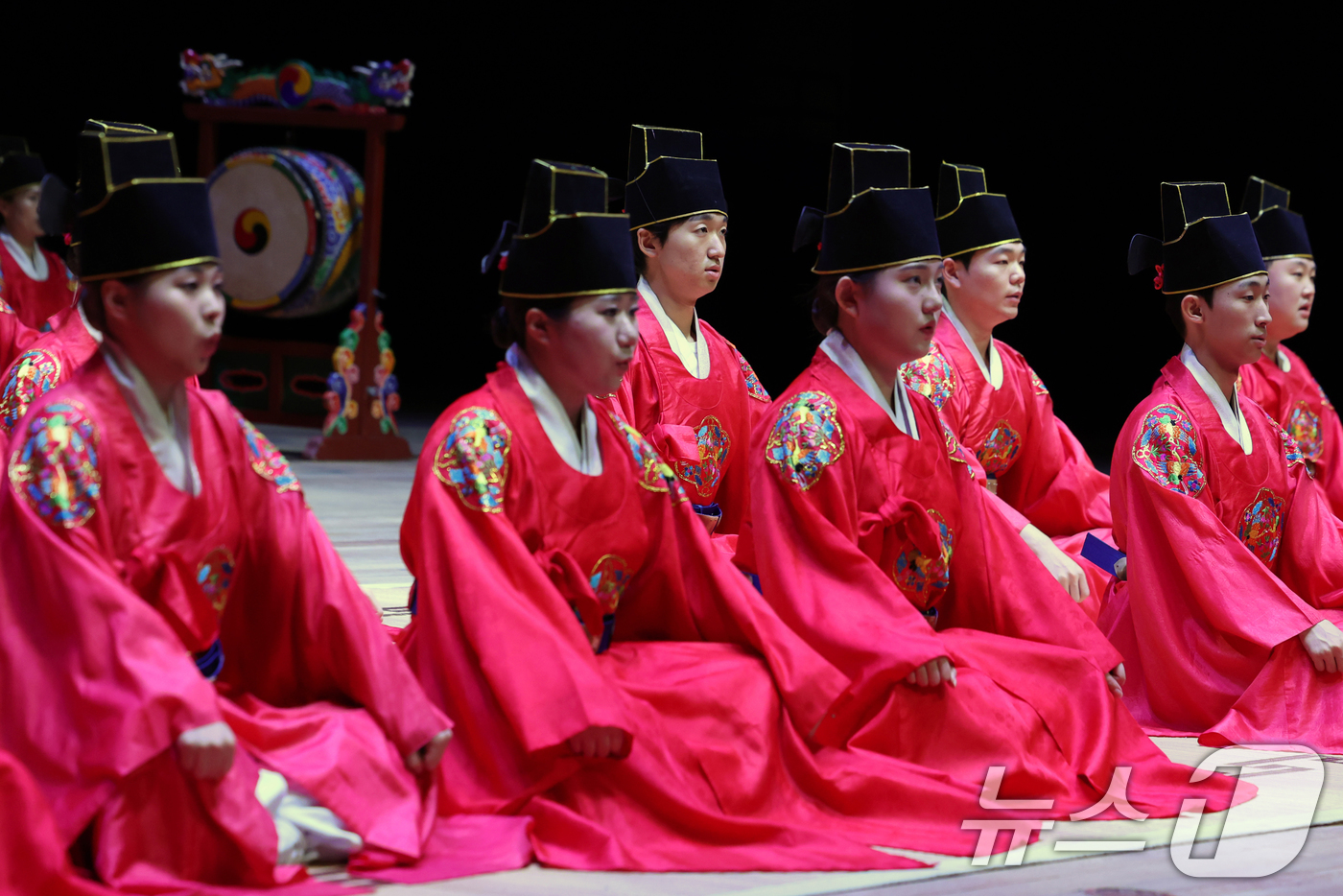 (서울=뉴스1) 황기선 기자 = 17일 오후 서울 종로구 세종문화회관 대극장에서 열린 ''제20회 창신제'(創新祭) 리허설'에서 수제천 출연자들이 '청가구음'을 선보이고 있다.이 …