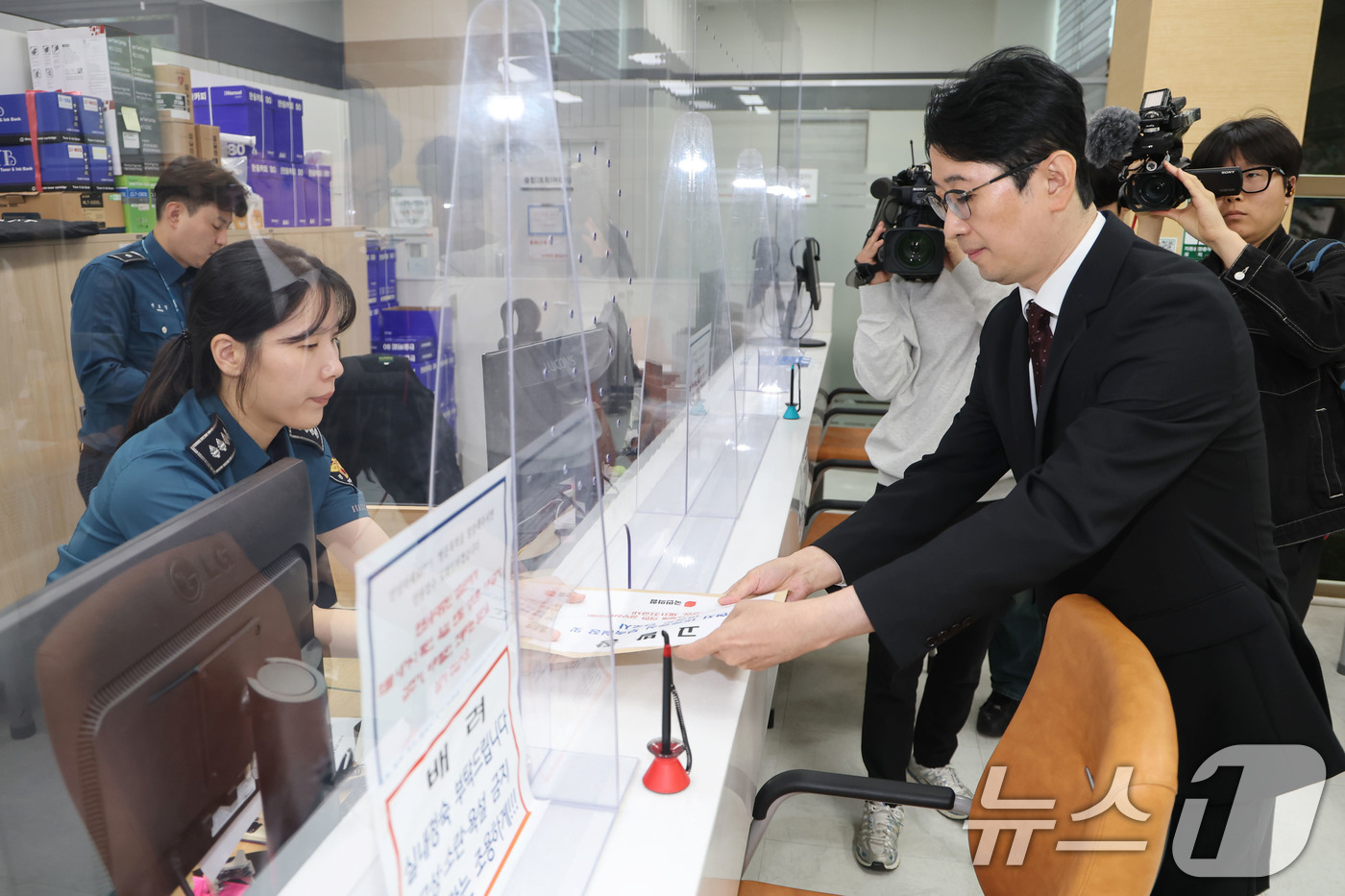 (서울=뉴스1) 이광호 기자 = 주진우 국민의힘 의원이 17일 오후 서울 종로구 서울경찰청 민원실에 김현지 대통령실 부속실장 및 이상호 변호사를 위계에 의한 공무집행방해 혐의로 고 …