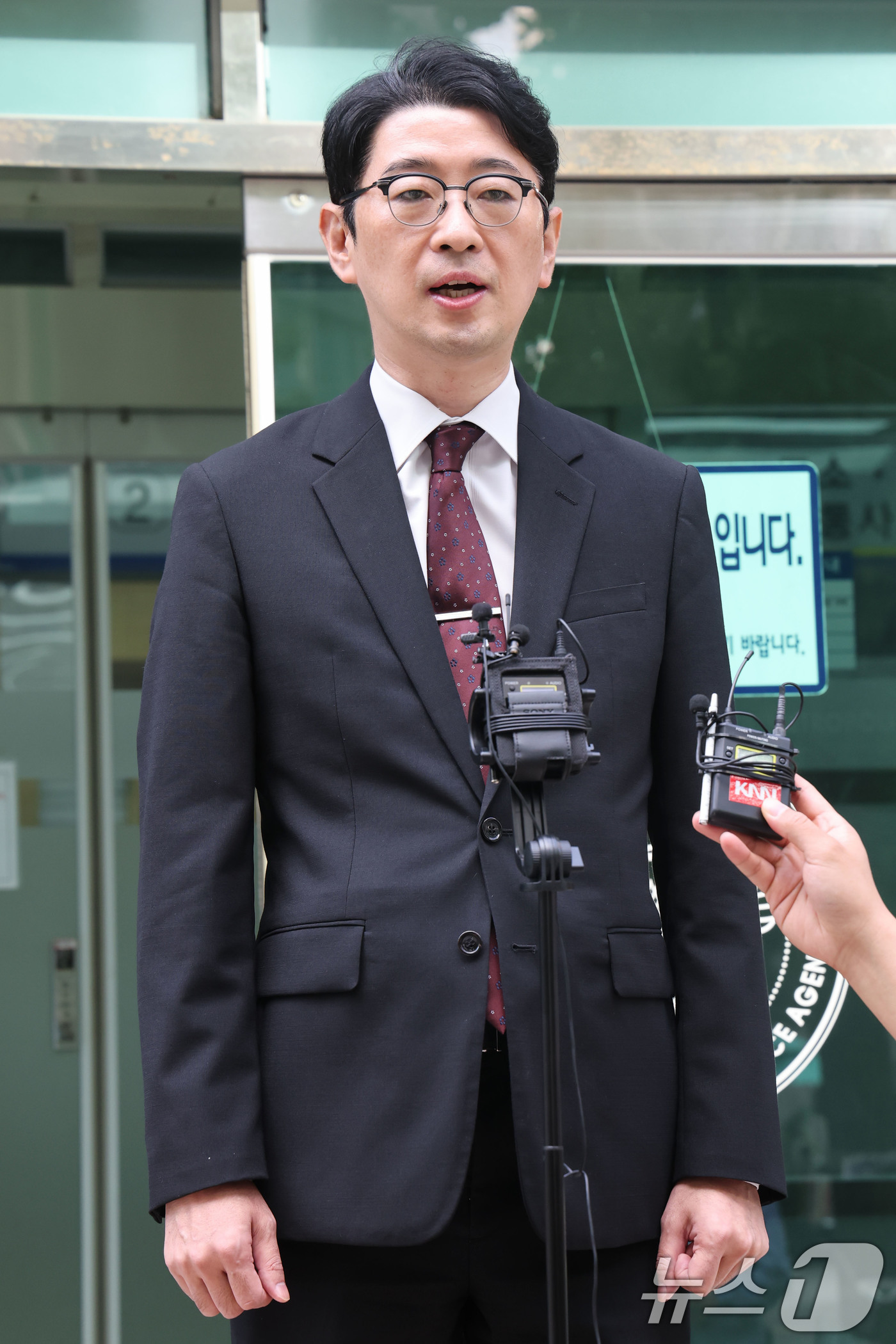 (서울=뉴스1) 이광호 기자 = 주진우 국민의힘 의원이 17일 오후 서울 종로구 서울경찰청 민원실에 김현지 대통령실 부속실장 및 이상호 변호사를 위계에 의한 공무집행방해 혐의로 고 …