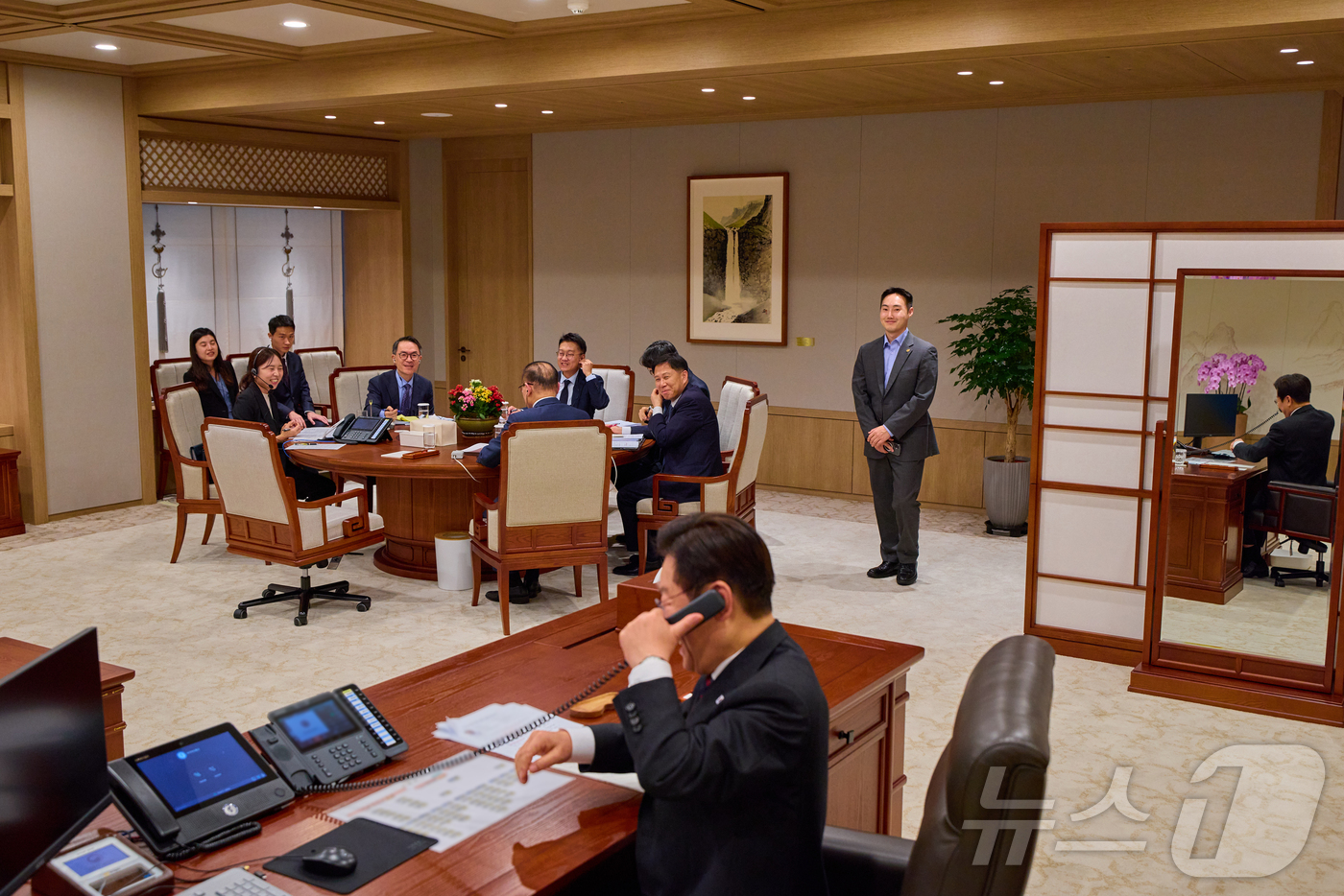 (서울=뉴스1) 이재명 기자 = 이재명 대통령이 지난 16일 서울 용산 대통령실 청사 집무실에서 아누틴 찬위라꾼 태국 총리와 전화 통화하고 있다. (이재명 대통령 SNS. 재판매 …