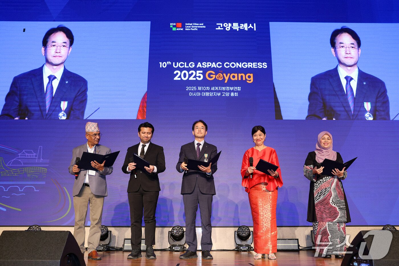 본문 이미지 - 제10차 UCLG ASPAC 고양 총회 환송만찬에서 고양선언을 낭독하는 이동환 고양특례시장. (고양시 제공, 재판매 및 DB금지)