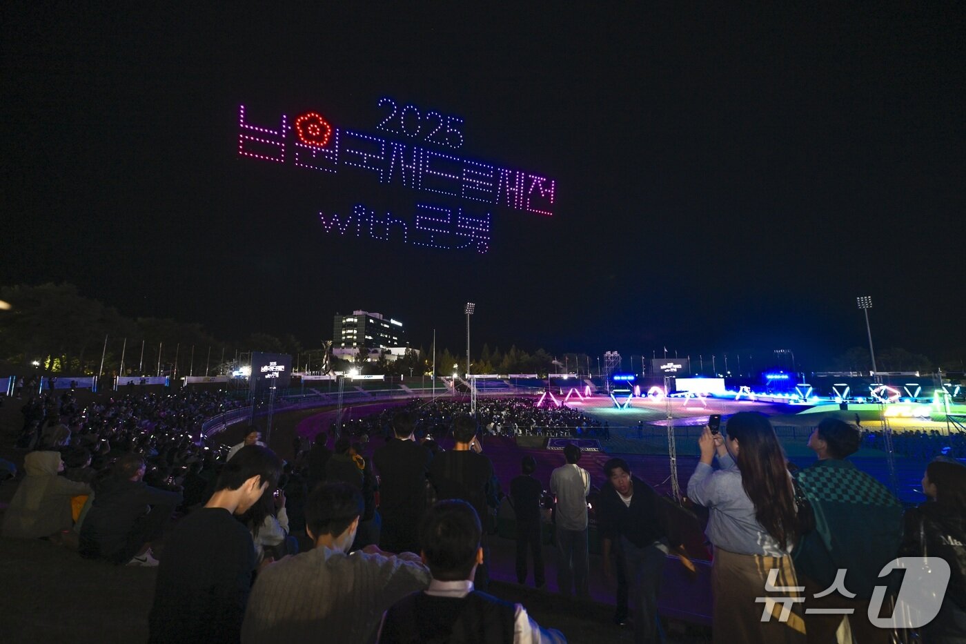 본문 이미지 - 16일 밤 전북 남원에서  &#39;2025 남원국제드론제전 with 로봇&#39; 축제가 개막했다.&#40;남원시 제공. 재판매 및 DB금지&#41;/뉴스1