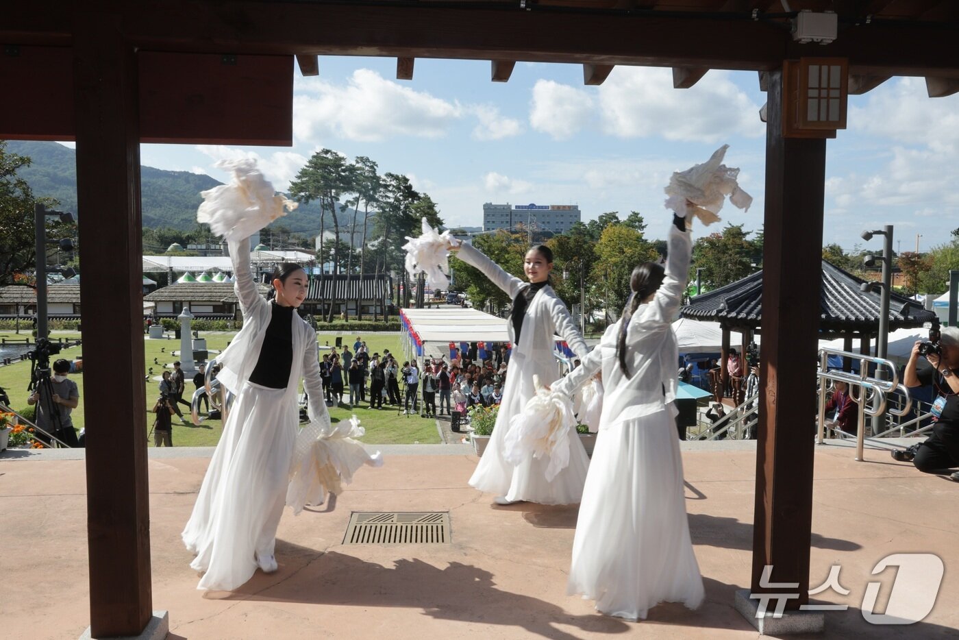 본문 이미지 - 청주 세종대왕과 초정약수 축제 개막 공연.&#40;시 제공&#41;/뉴스1