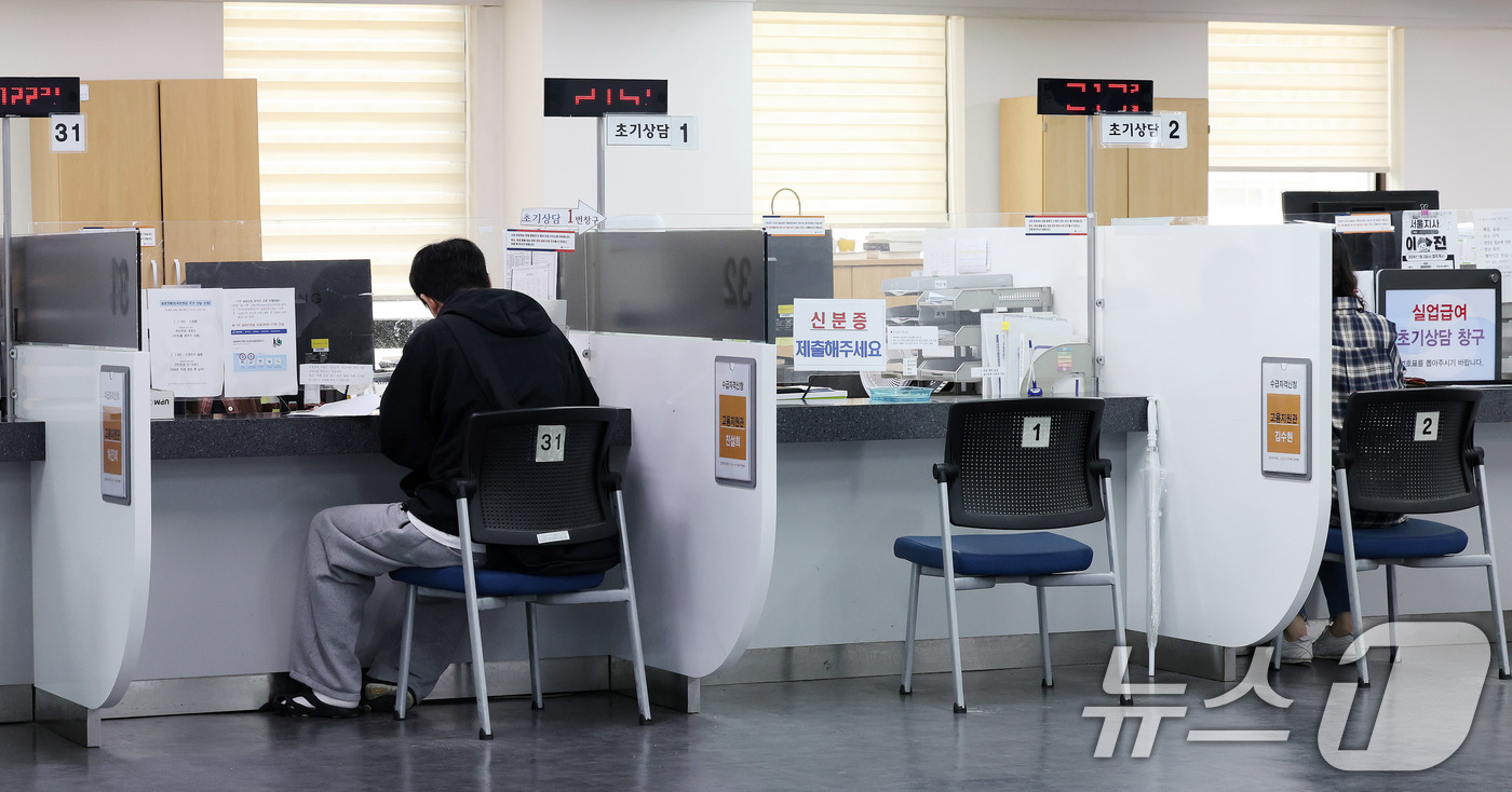 (서울=뉴스1) 박지혜 기자 = 17일 서울 마포구 고용노동부 서울서부고용센터를 찾은 청년이 상담을 받고 있다9월 취업자 수가 30만명 넘게 늘어나며 19개월 만에 가장 큰 폭의 …