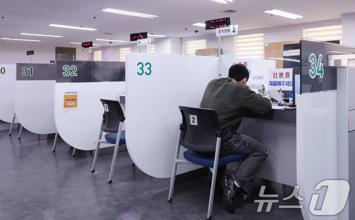 (서울=뉴스1) 박지혜 기자 = 17일 서울 마포구 고용노동부 서울서부고용센터를 찾은 시민이 상담을 받고 있다9월 취업자 수가 30만명 넘게 늘어나며 19개월 만에 가장 큰 폭의 …