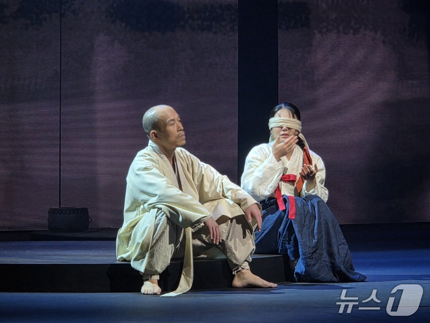 본문 이미지 - 17일 열린 &#39;서편제; 더 오리지널&#39; 프레스콜에서 &#39;아비&#39;와 &#39;소녀&#39;의 출연 장면. 2025.10.17/뉴스1 ⓒ News1 정수영 기자