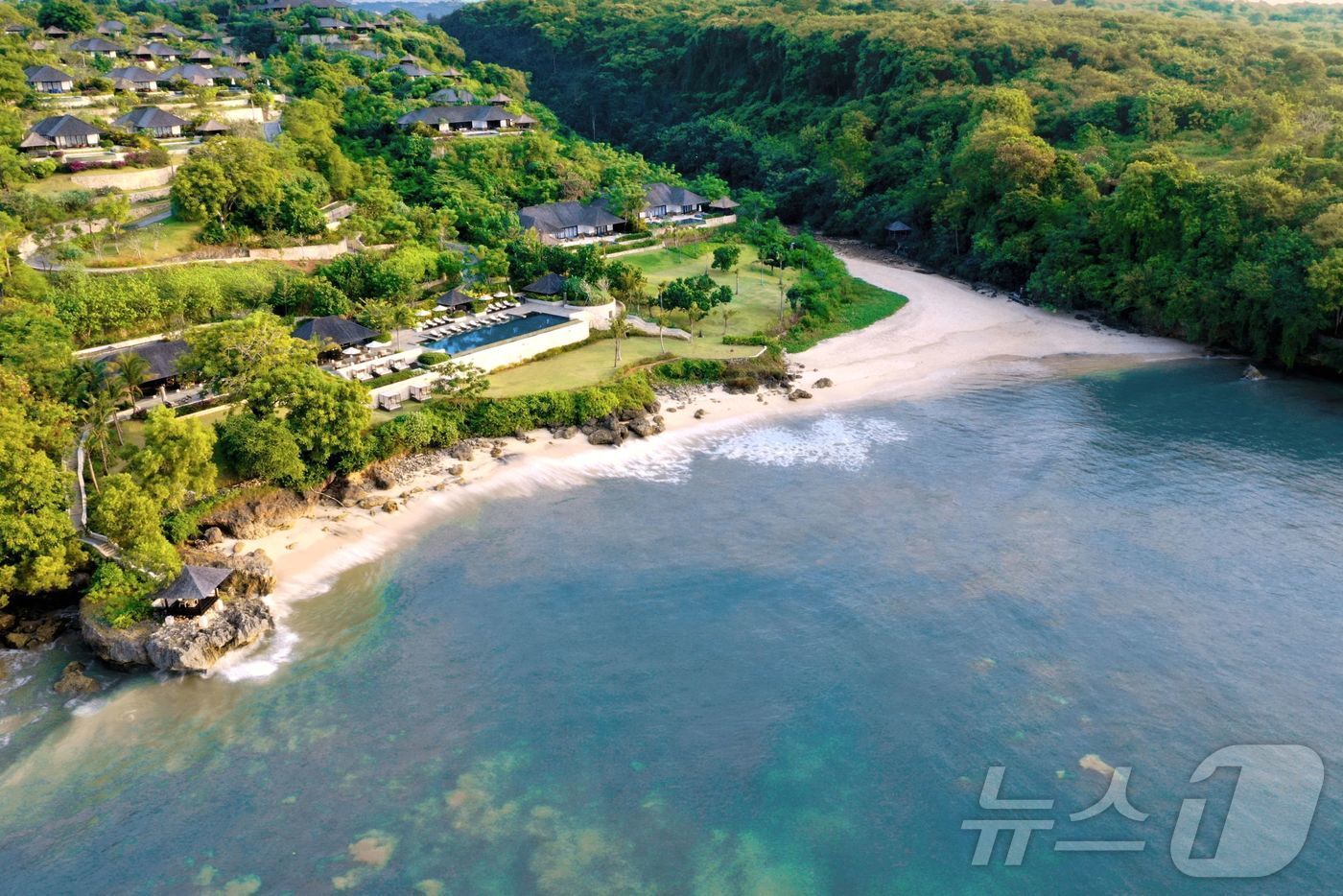 본문 이미지 - 짐바란만 절벽 위에 자리한 리조트(래플스발리 제공) 