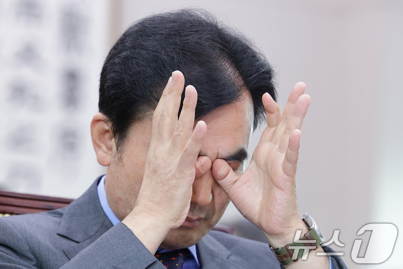 본문 이미지 - 안규백 국방부 장관이 지난 17일 서울 여의도 국회 법제사법위원회에서 열린 군사법원 등에 대한 국정감사에서 눈을 매만지고 있다. 2025.10.17/뉴스1 ⓒ News1 신웅수 기자