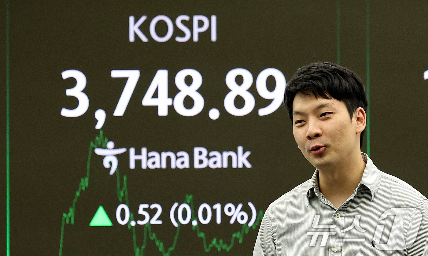 (서울=뉴스1) 박지혜 기자 = 17일 오후 서울 중구 하나은행 딜링룸 전광판에 종가 기준 사상 최고가를 경신한 코스피 지수가 나타나고 있다.이날 코스피는 전일 종가와 비교해 0. …