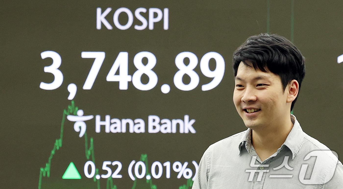 (서울=뉴스1) 박지혜 기자 = 17일 오후 서울 중구 하나은행 딜링룸 전광판에 종가 기준 사상 최고가를 경신한 코스피 지수가 나타나고 있다.이날 코스피는 전일 종가와 비교해 0. …