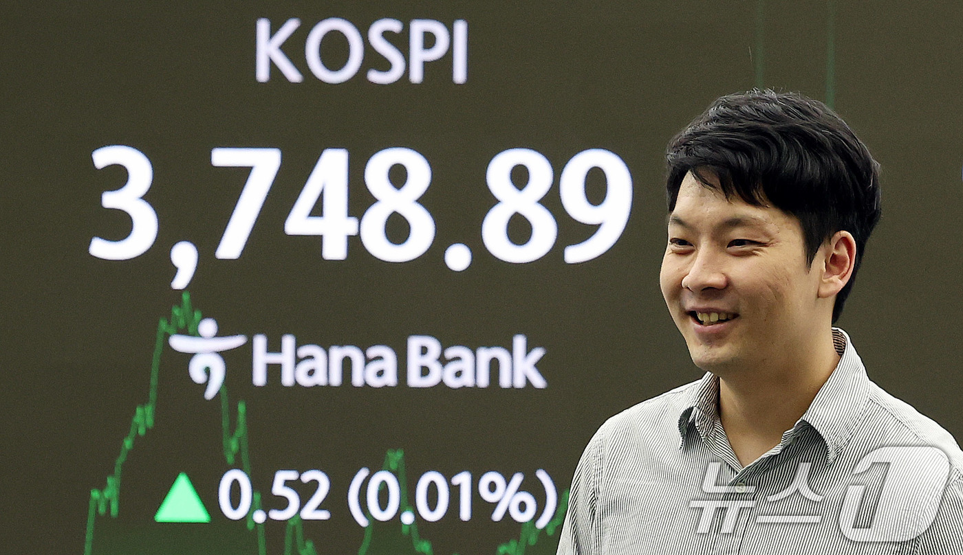 (서울=뉴스1) 박지혜 기자 = 17일 오후 서울 중구 하나은행 딜링룸 전광판에 종가 기준 사상 최고가를 경신한 코스피 지수가 나타나고 있다.이날 코스피는 전일 종가와 비교해 0. …