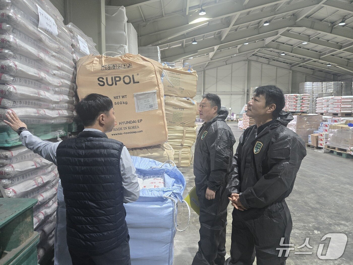 본문 이미지 - 동절기 방역용품 비축기지 현장점검.&#40;농협 강원본부 제공. 재판매 및 DB금지&#41;/뉴스1