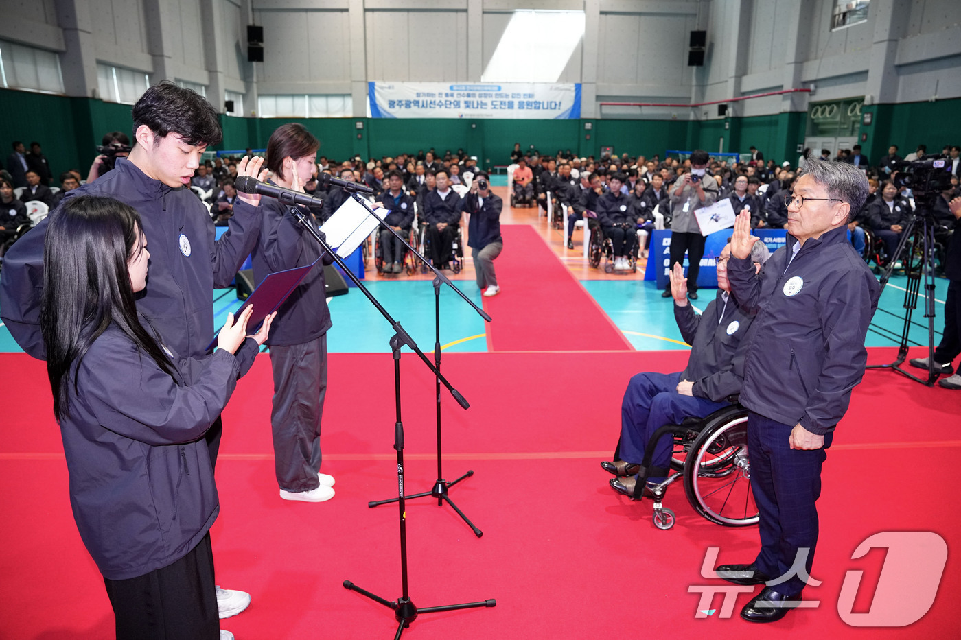 (광주=뉴스1) 박준배 기자 = 강기정 광주시장이 17일 오전 서구 장애인국민체육센터에서 열린 '제45회 전국장애인체육대회 광주선수단 결단식'에 참석해 선수대표 선서를 받고 있다. …