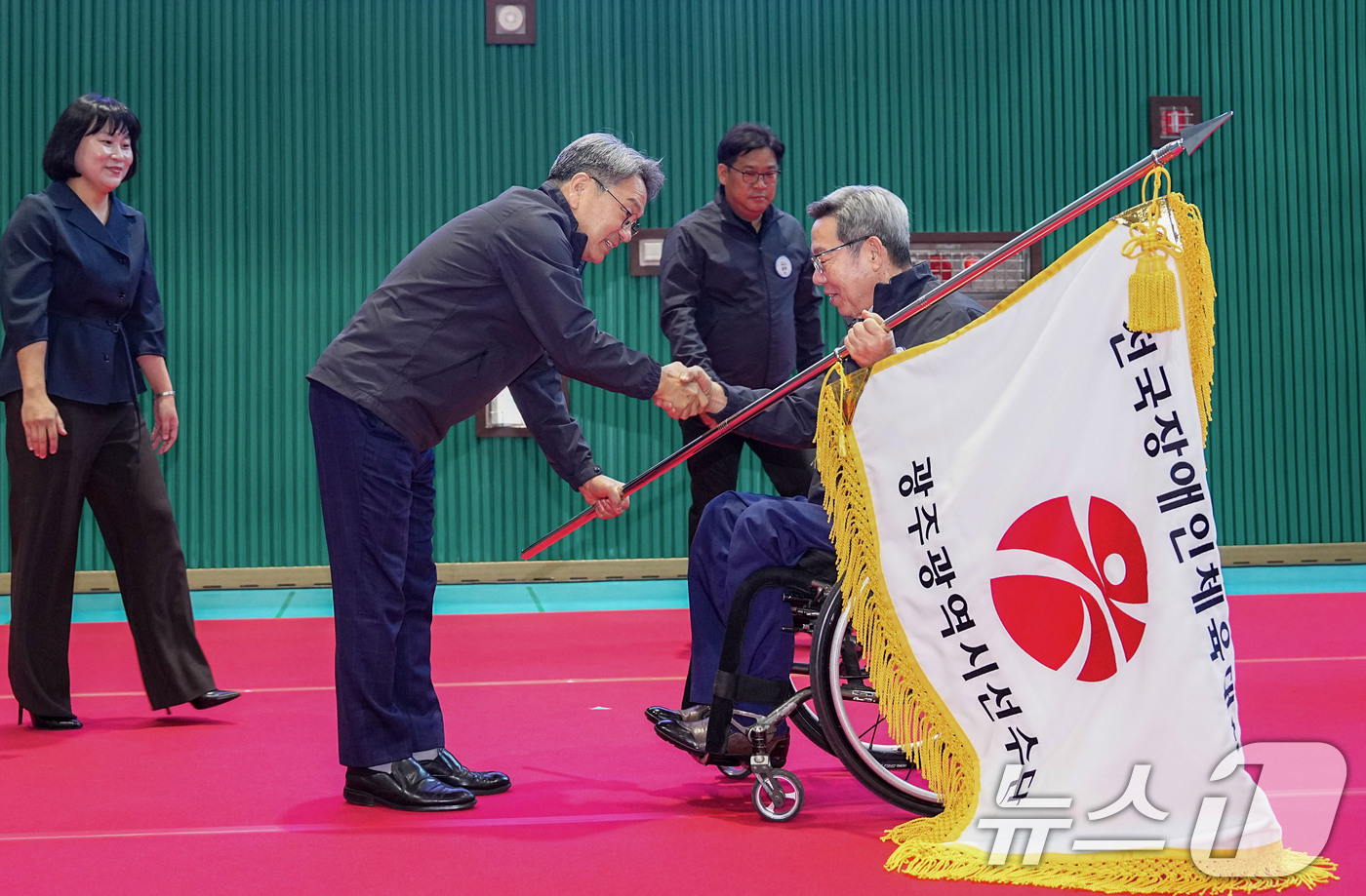 (광주=뉴스1) 박준배 기자 = 강기정 광주시장이 17일 서구 장애인국민체육센터에서 열린 '제45회 전국장애인체육대회 광주선수단 결단식'에 참석해  한상득 광주시장애인체육회 수석부 …
