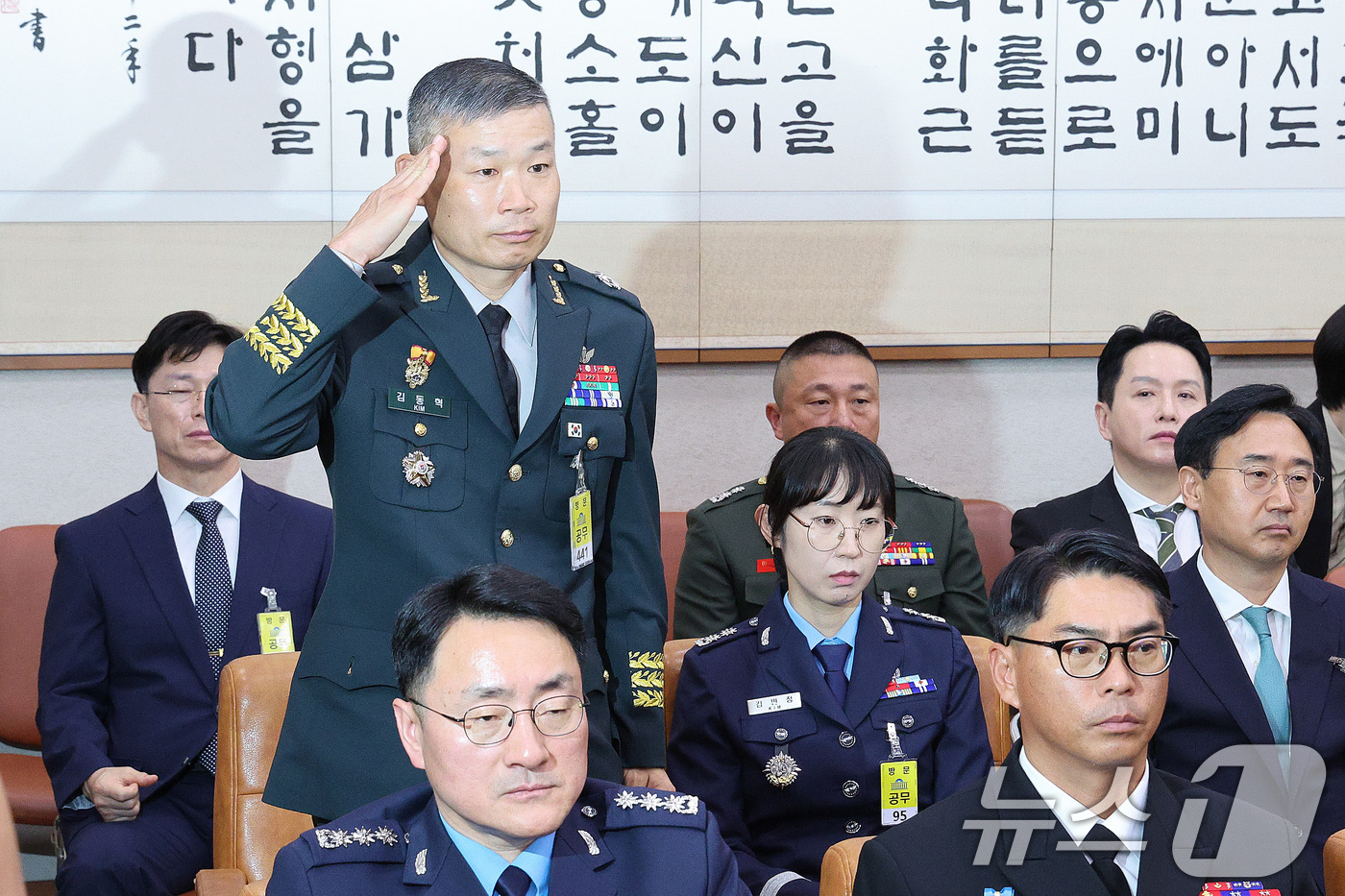 (서울=뉴스1) 신웅수 기자 = 김동혁 전 국방부 검찰단장이 17일 서울 여의도 국회 법제사법위원회에서 열린 군사법원 등에 대한 국정감사에서 거수 경례를 하고 있다. 2025.10 …