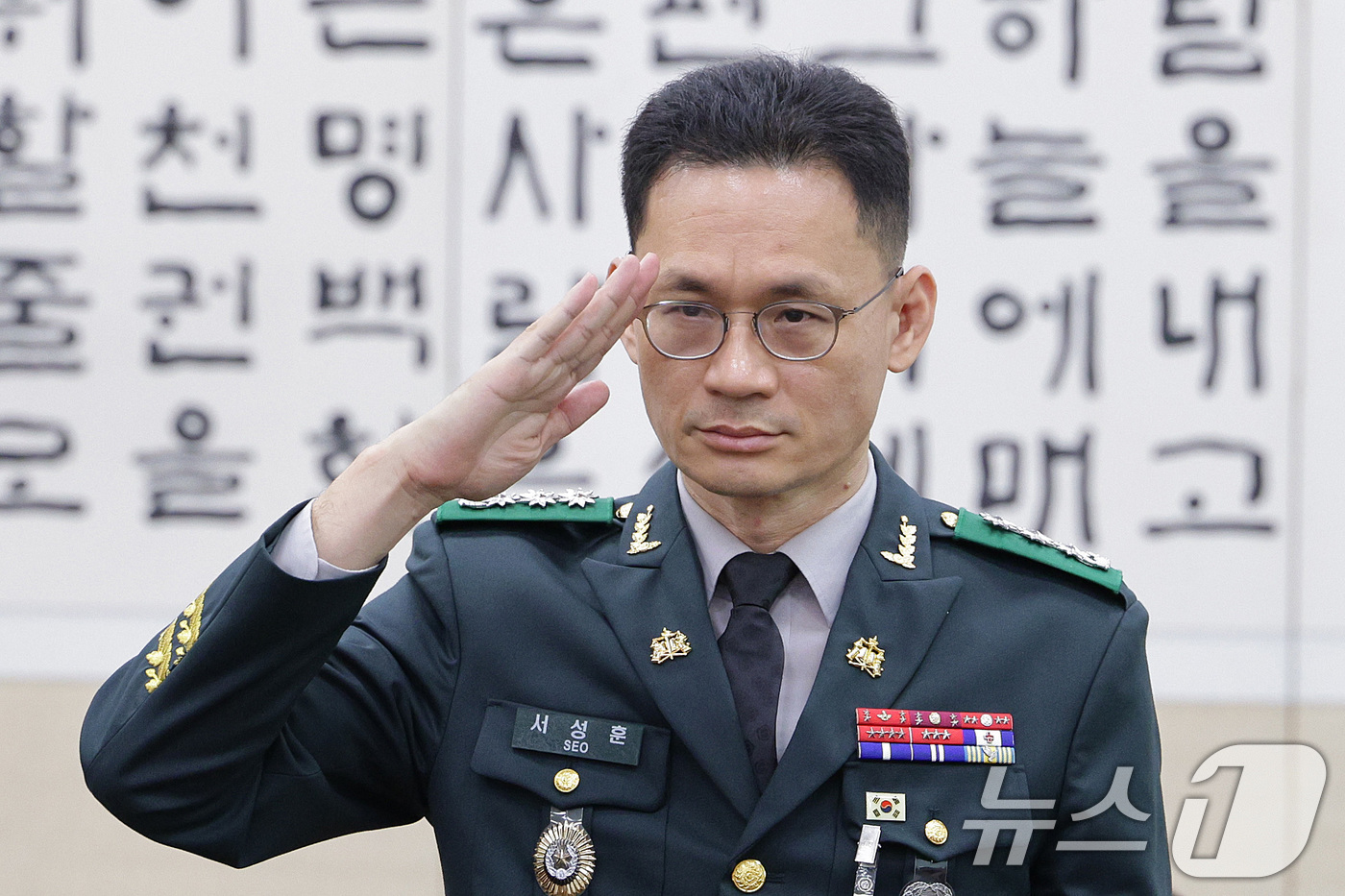 (서울=뉴스1) 신웅수 기자 = 서성훈 중앙지역군사법원장이 17일 서울 여의도 국회 법제사법위원회에서 열린 군사법원 등에 대한 국정감사에서 거수 경례를 하고 있다. 2025.10. …