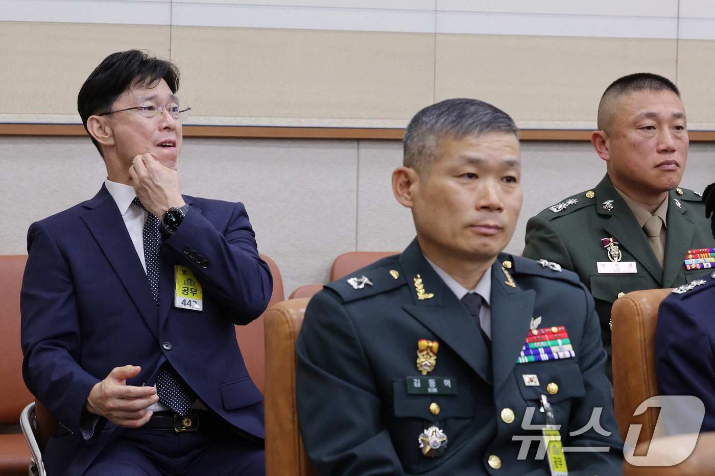 (서울=뉴스1) 신웅수 기자 = 임성근 전 해병대 1사단장(왼쪽부터), 김동혁 전 국방부 검찰단장, 이용민 전 해병대 포7대대장이 17일 서울 여의도 국회 법제사법위원회에서 열린 …