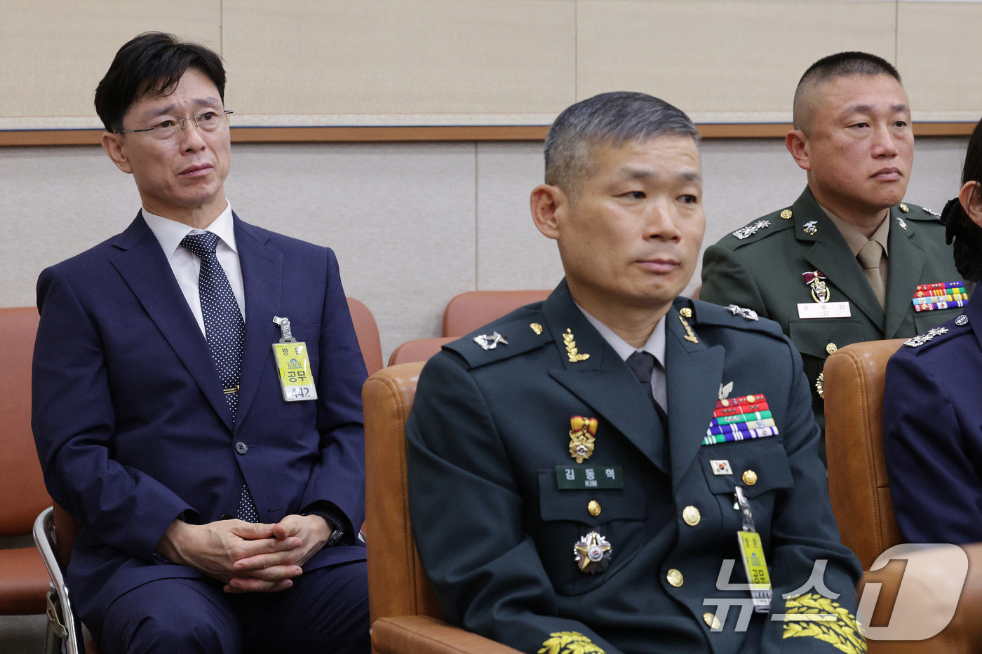 (서울=뉴스1) 신웅수 기자 = 임성근 전 해병대 1사단장(왼쪽부터), 김동혁 전 국방부 검찰단장, 이용민 전 해병대 포7대대장이 17일 서울 여의도 국회 법제사법위원회에서 열린 …