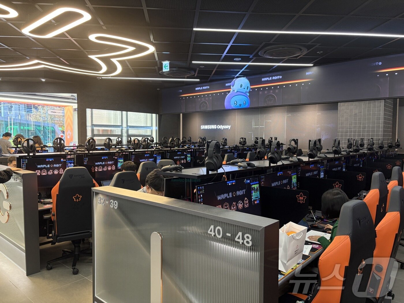 본문 이미지 - 서울 강남구 신분당선 강남역 앞에 위치한 넥슨 메이플스토리 테마 PC방 '메이플 아지트' 내부 모습. 메이플 아지트는 오는 18일 문을 연다.2025.10.17/뉴스1 ⓒ News1 김민재 기자