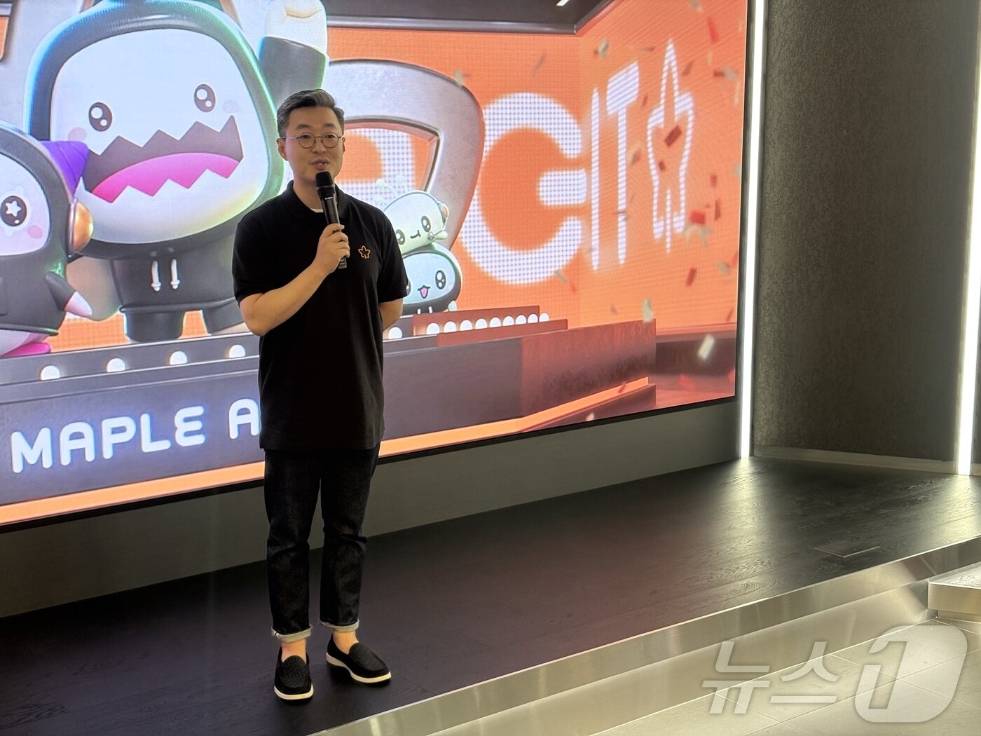 본문 이미지 - 이동열 넥슨 메이플스토리 사업실장이 17일 '메이플 아지트' 미디어데이에서 취재진에게 메이플 아지트를 설명하고 있다. 메이플스토리 테마 PC방인 '메이플 아지트'는 18일 문을 연다.2025.10.17/뉴스1 ⓒ News1 김민재 기자