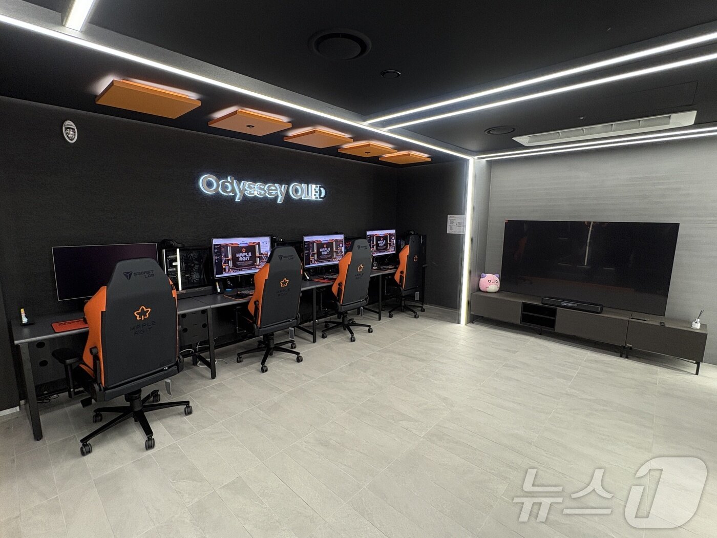 본문 이미지 - 메이플스토리 테마 PC방인  '메이플 아지트' 내부 '프리미엄 룸'의 모습. 삼성 QHD 오디세이 OLED G6 모니터 4대가 놓여 있다.2025.10.17/뉴스1 ⓒ News1 김민재 기자