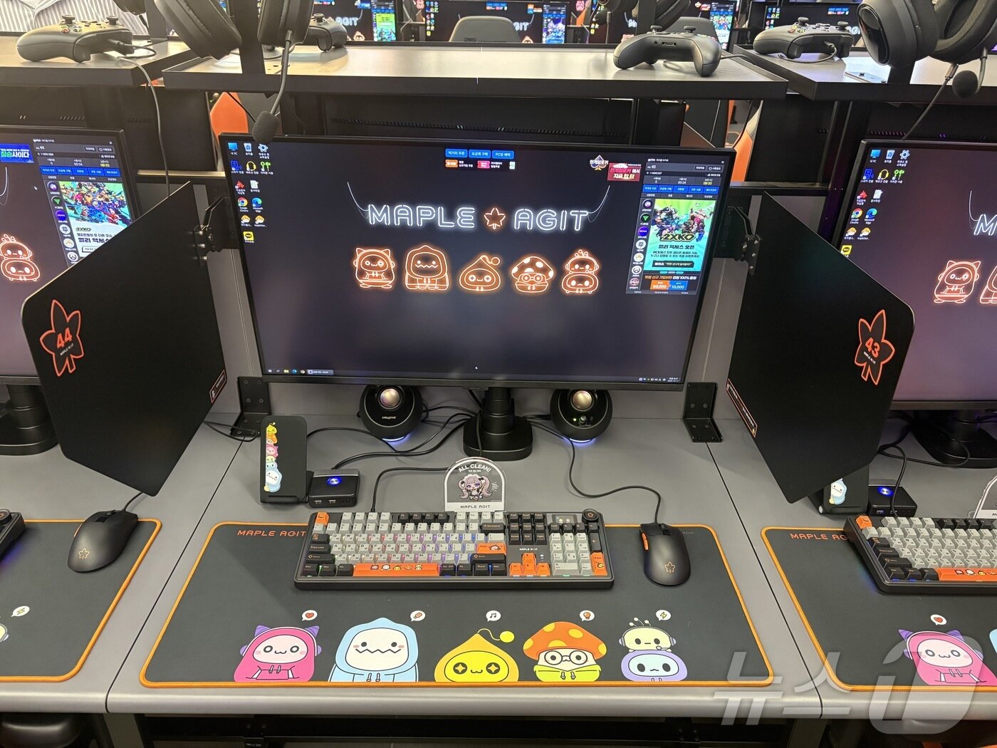 본문 이미지 - 메이플스토리 테마 PC방인 '메이플 아지트' 좌석 모습. 엑스박스 패드가 구비되어 있다.2025.10.17/뉴스1 ⓒ News1 김민재 기자