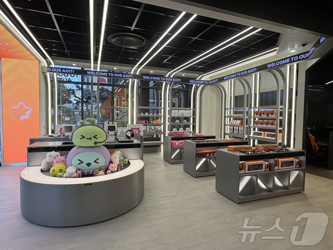 본문 이미지 - 메이플스토리 테마 PC방인 '메이플 아지트' 한쪽에 굿즈샵과 포토존이 마련돼 있다.2025.10.17/뉴스1 ⓒ News1 김민재 기자