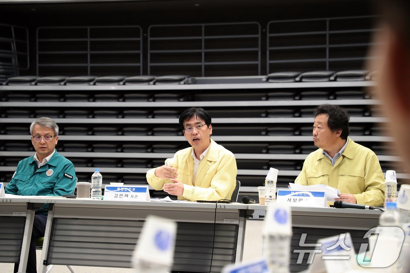 (서울=뉴스1) = 김민재 중앙재난안전대책본부 제1차장이 17일 대구 동구 국가정보자원관리원 대구센터에서 열린 입주기관 업무회의에 참석해 대전 본원 화재로 전소된 정부시스템 이관 …