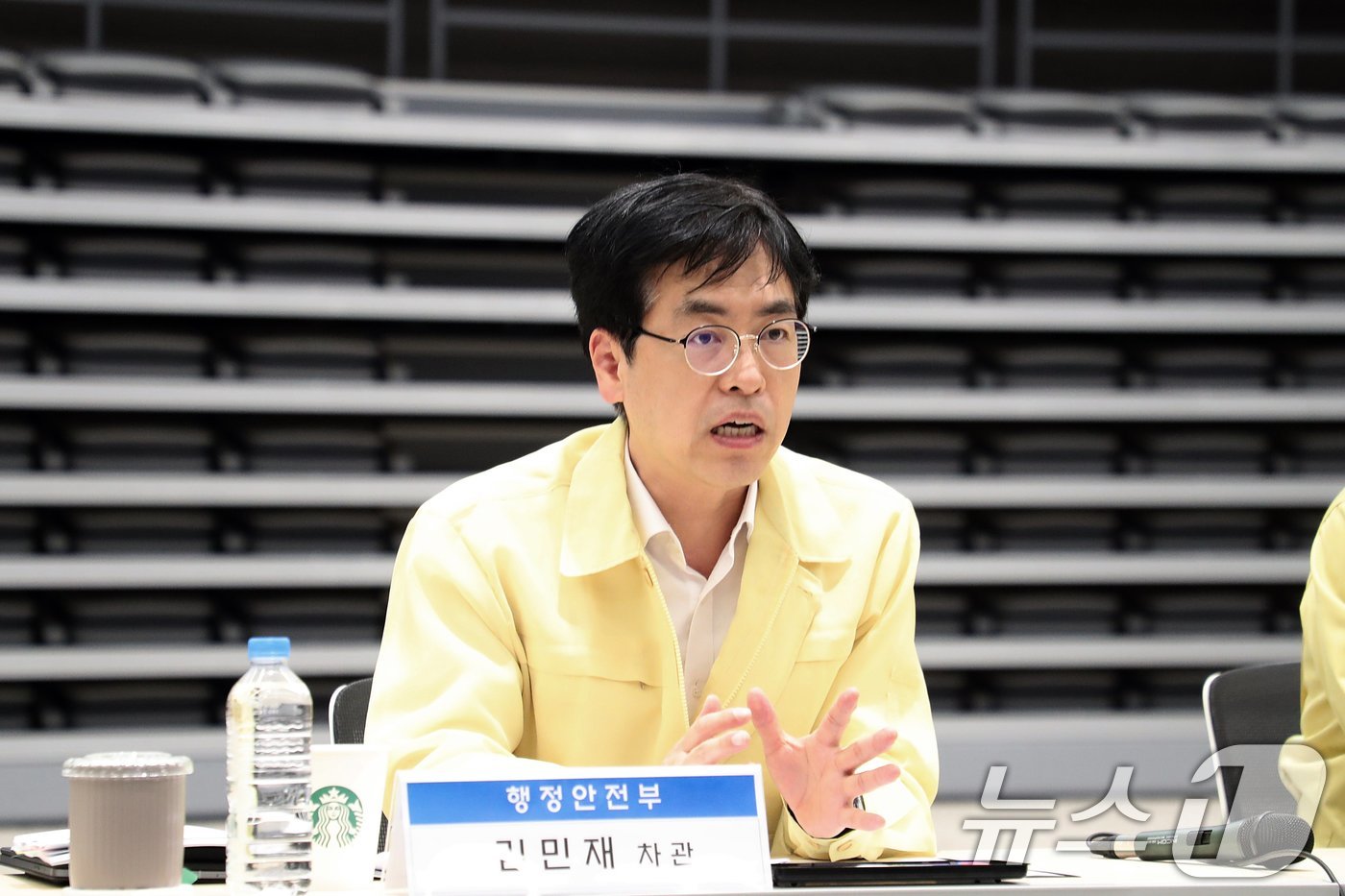 (서울=뉴스1) = 김민재 중앙재난안전대책본부 제1차장이 17일 대구 동구 국가정보자원관리원 대구센터에서 열린 입주기관 업무회의에 참석해 대전 본원 화재로 전소된 정부시스템 이관 …