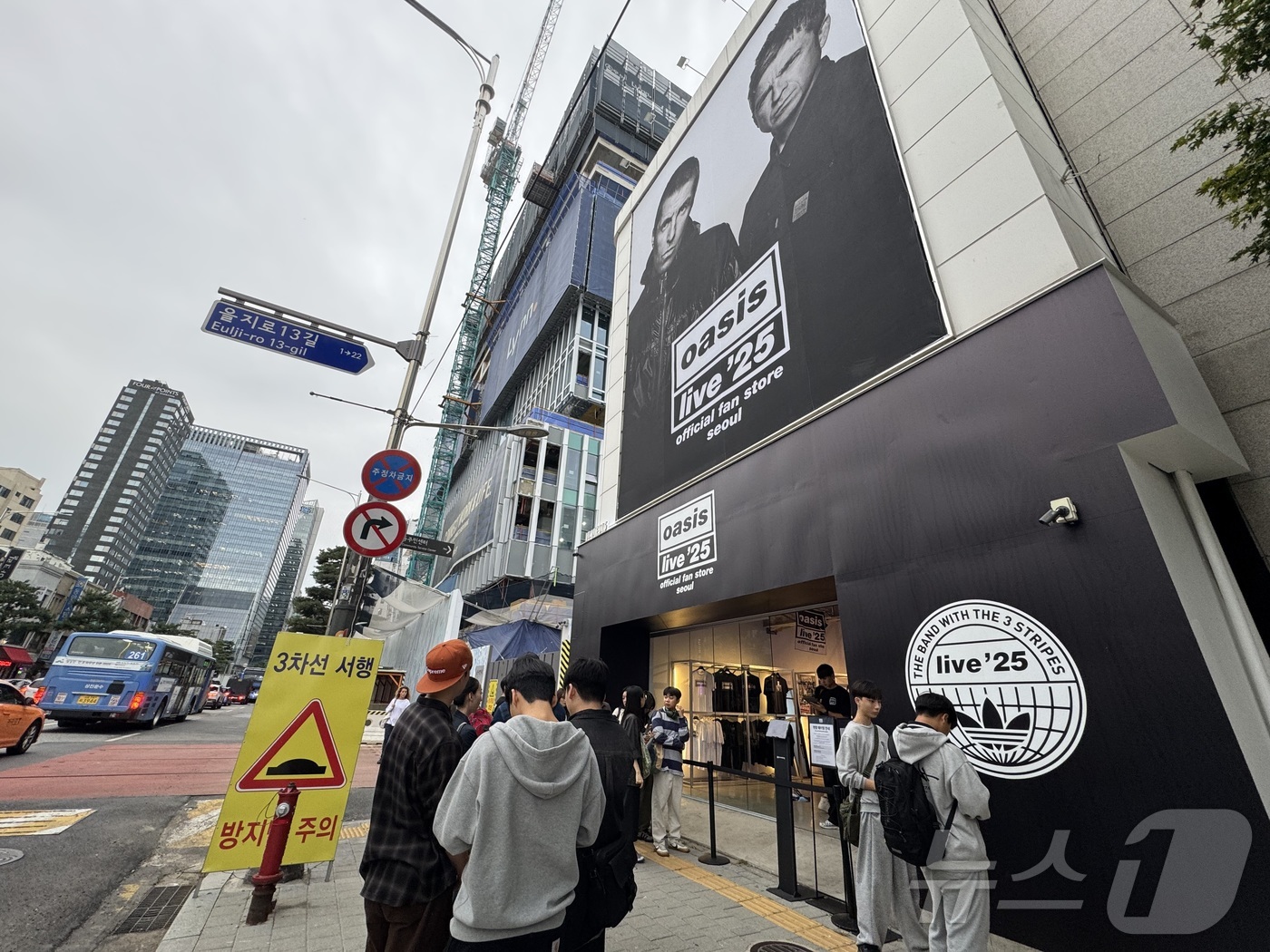(서울=뉴스1) 안은나 기자 = 밴드 오아시스(Oasis) 16년 만의 내한 공연을 앞둔 17일 서울 중구 을지로 오아시스 공식 팬 스토어에 시민들이 줄 서 있다.  2025.10 …