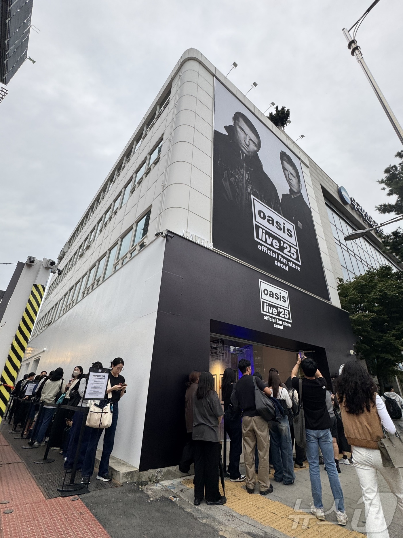 (서울=뉴스1) 안은나 기자 = 밴드 오아시스(Oasis) 16년 만의 내한 공연을 앞둔 17일 서울 중구 을지로 오아시스 공식 팬 스토어에 시민들이 줄 서 있다.  2025.10 …