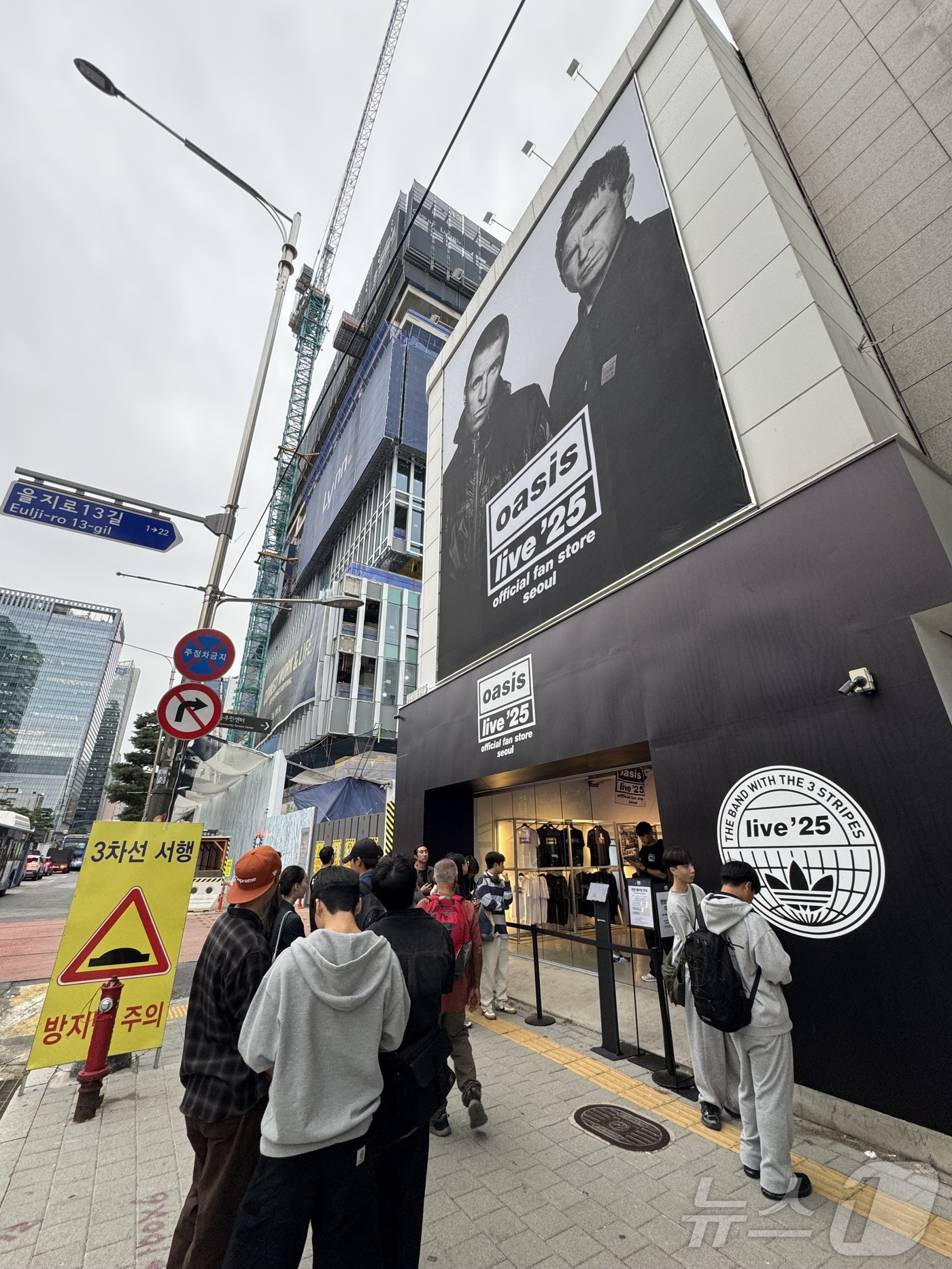 (서울=뉴스1) 안은나 기자 = 밴드 오아시스(Oasis) 16년 만의 내한 공연을 앞둔 17일 서울 중구 을지로 오아시스 공식 팬 스토어에 시민들이 줄 서 있다.  2025.10 …