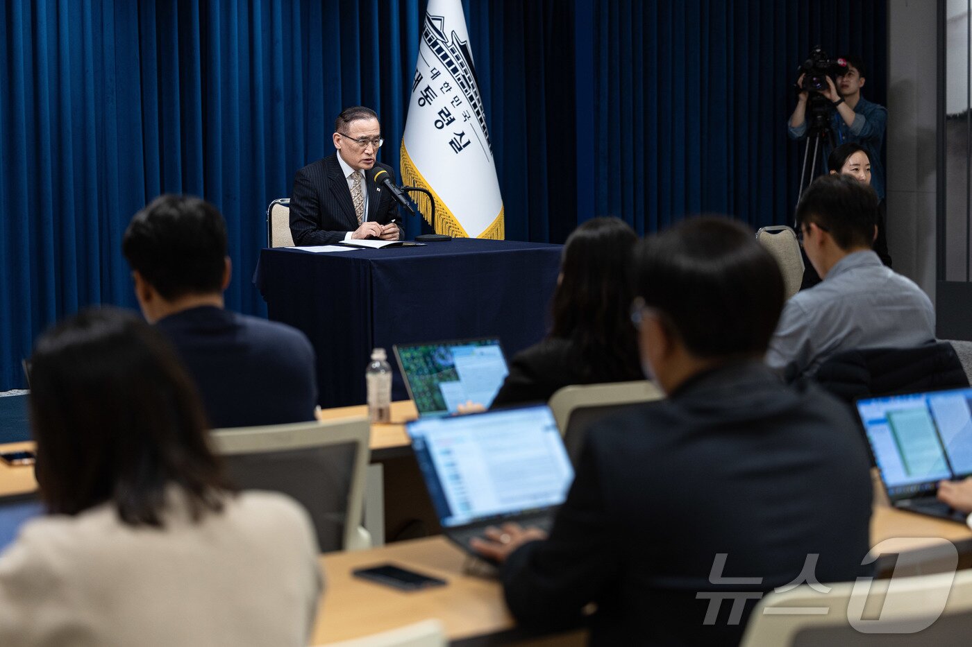 본문 이미지 - 위성락 국가안보실장이 지난 17일 서울 용산 대통령실 청사에서 캄보디아 이슈의 구체적 대응현황 관련 브리핑을 하고 있다. 2025.10.17/뉴스1 ⓒ News1 이재명 기자